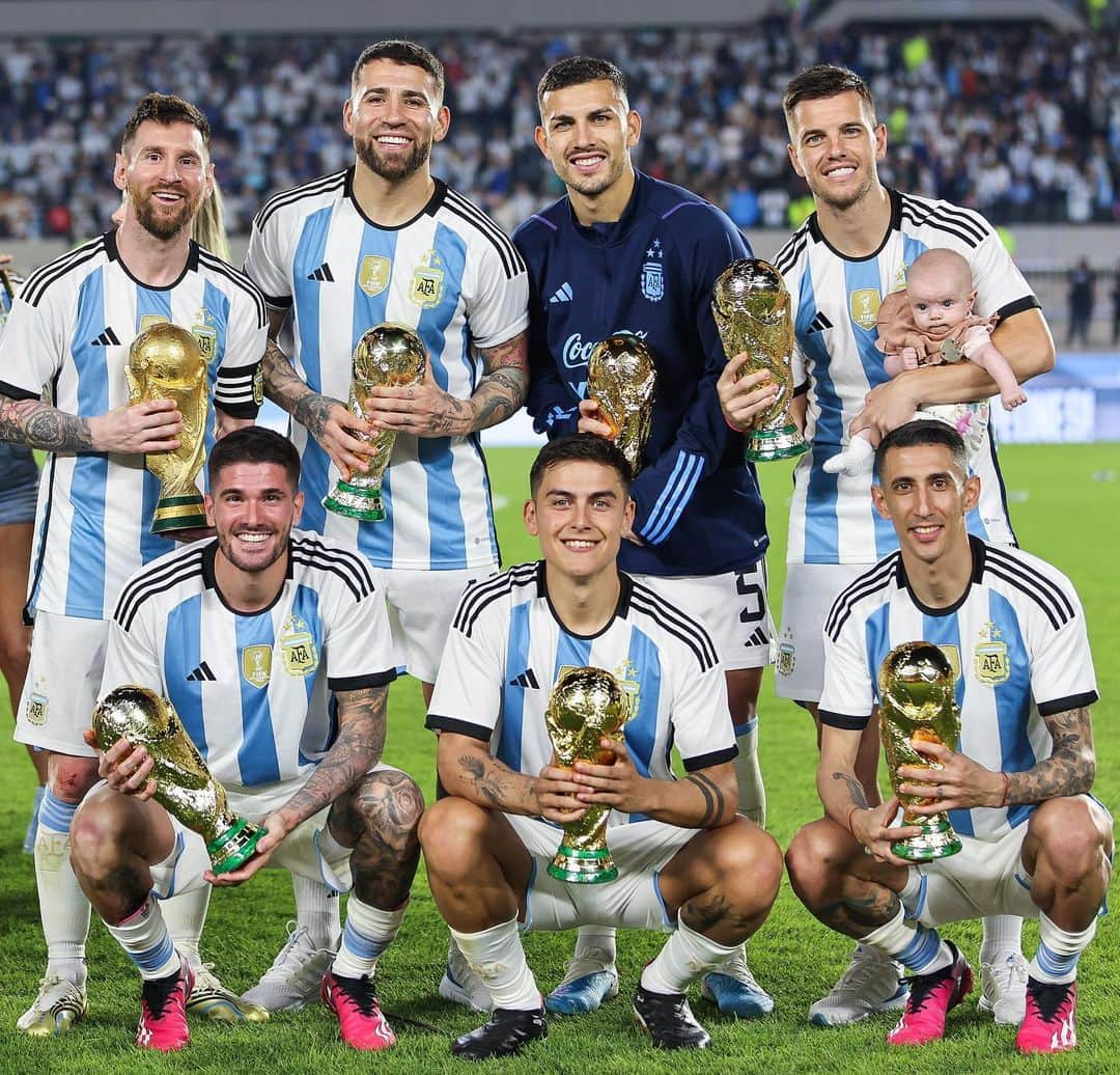 パウロ・ディバラのインスタグラム：「Gracias por hacer este día inolvidable.. compartirlo con nuestra gente lo hace único!! Somos Campeones Del Mundo carajooooo💙🇦🇷」