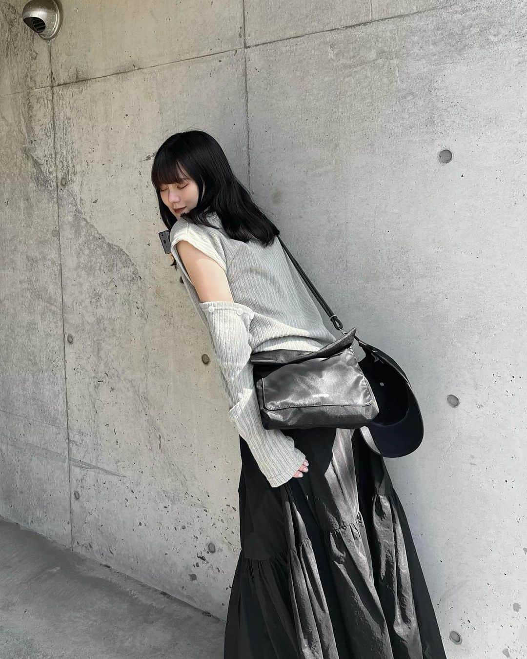 木村なつみのインスタグラム：「新しいバッグとアイフォンケース🫶🏿  色んな友達が使っててずっと気になってた @topologie.official てとこの！  原宿の店舗行ったんだけど、紐もバッグもアイフォンケースもほんっとたくさんの種類があって迷いながら選んだ！🦭🩰  もう紐なしではいられなくて、クリアのアイフォンケースも欲しくなっちゃった！！🧖🏻‍♀️ 笑  おそろしよーね💆🏻‍♀️ @topologie.jp #topologie」