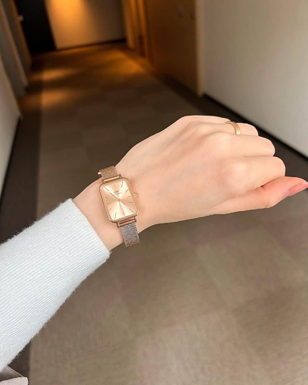 吉田悠希さんのインスタグラム写真 - (吉田悠希Instagram)「♡ 春らしいピンクゴールドの時計とネックレス🌷 @danielwellington  ⁡ ⁡ DW新生活がテーマということで 今まで時計をつけてこなかった私、 これをきっかけに遅めの時計デビューしました⌚️ ⁡ 結婚指輪にピンクゴールドを選んだので さりげなくお揃いになってるところが お気に入りです☺️🤍💍 ⁡ ⁡ ⁡ 15%クーポンコード【happyDW】もいただいたので、ぜひお役立てください🔑 春の新作も公開中です🌷 ⁡ ⁡ ⁡ ⁡ ⁡#春コーデ #時計 #アクセサリー #ダニエルウェリントン #レディース時計 #ピンクゴールド #dw新生活 #danielwellington」3月24日 20時15分 - yuki__yoshida__914
