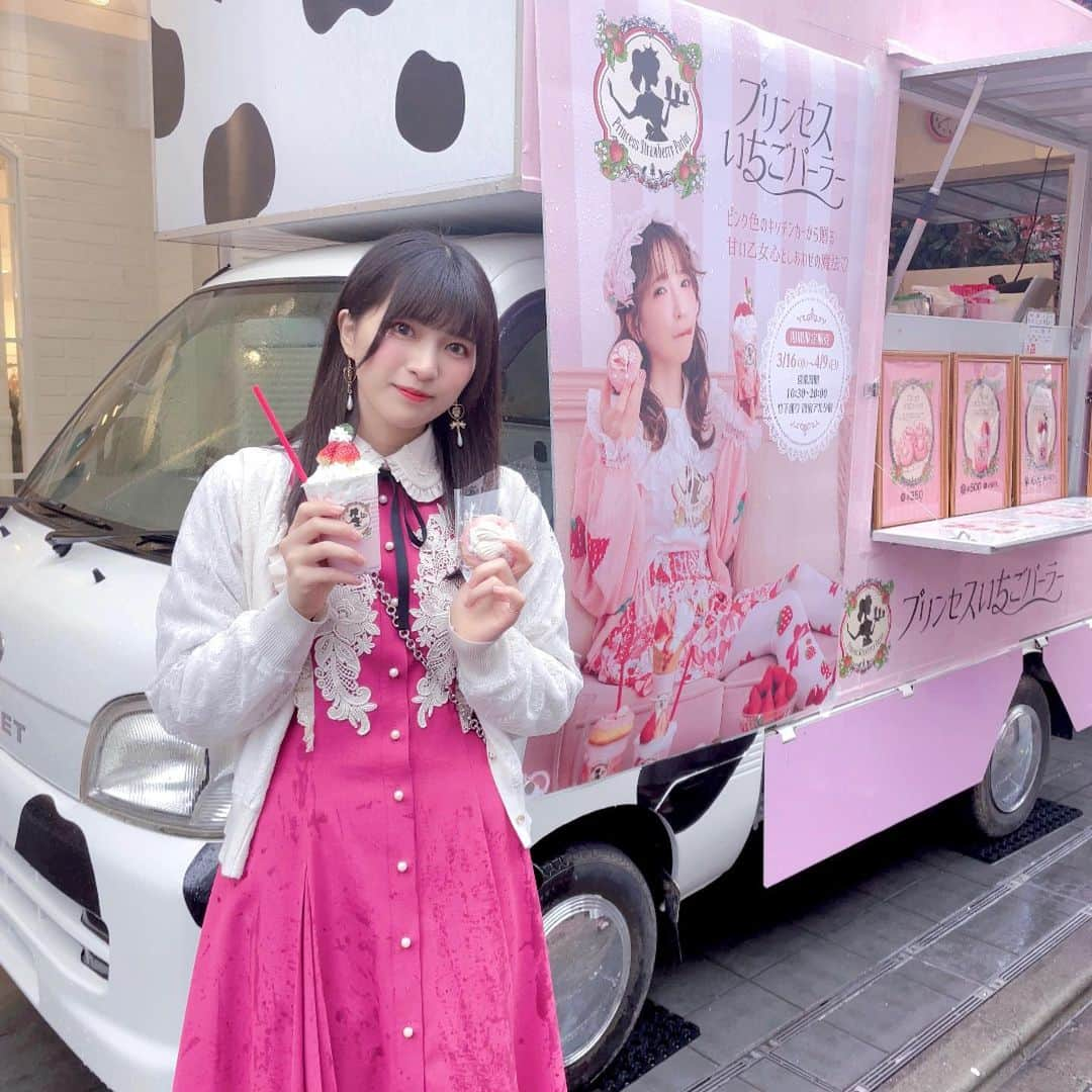 根尾あかりさんのインスタグラム写真 - (根尾あかりInstagram)「🍓 𝙿𝚛𝚒𝚗𝚌𝚎𝚜𝚜 𝚂𝚝𝚛𝚊𝚠𝚋𝚎𝚛𝚛𝚢 𝙿𝚊𝚛𝚕𝚘𝚛 🍓  とっても可愛くて美味しかったです🫶✨ いちごと可愛いもの甘いものが大好きな方はぜひ🍓🍼   #原宿  #竹下通り #原宿スイーツ  #いちご  #いちごスイーツ  #期間限定  #ワゴンカー  #lolitadress #ロリィタ #ロリィタコーデ #ロリータ #lolitafashion#ootd #sweetlolita #lolitacoord #jfashion  #lolitagirl #dailylolita  #lolitacommunity #lolitaoutfit #lolita  #eglfashion #gothiclolita #ロリィタファッション #蘿莉塔  #洛兩塔 #harajukufashion  #原宿ファッション #로리타 #lo娘」3月24日 12時54分 - 2mugicha