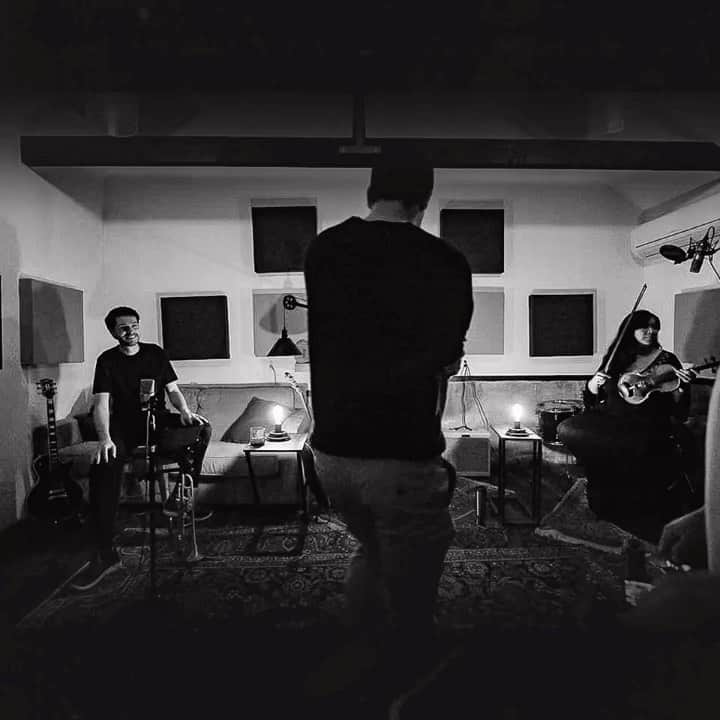エリス・ガベルのインスタグラム：「Hello mateys, LACUNA (Live) is now available on #Spotify - stream now.  . . . #newmusicfriday #elyesgabel  #livemusic」