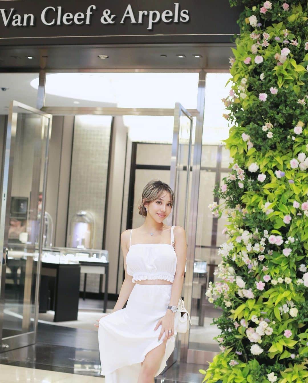 のインスタグラム：「Beautiful afternoon with @vancleefarpels 🍀🌷💐🧚‍♀️ 昨天參加了Van cleef 的慶祝春分活動🌼 很高興能體驗到手作壓花相框🥰 Thank you so much for the invite 💛  大好きなヴァンクリのイベント💎✨ おとぎ話の中に迷い込んだような空間でした🧚🏻」