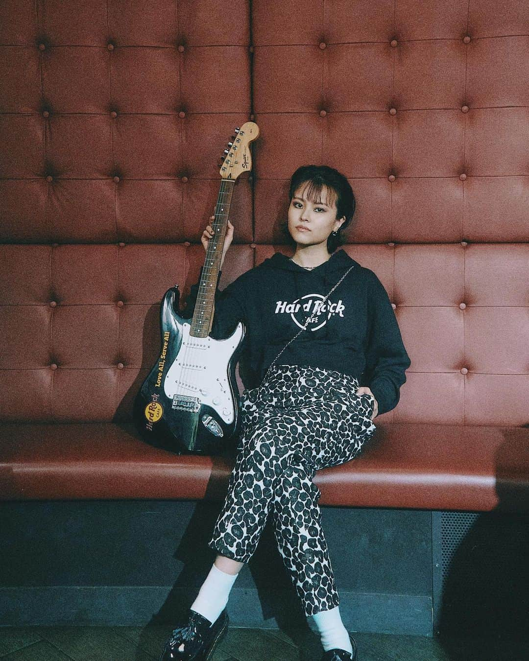 MiracleVellMagicさんのインスタグラム写真 - (MiracleVellMagicInstagram)「Hard Rock Cafe × NAVE 🎸🤘🏻🖤 The hoodie is very nicely cropped and just the perfect length. Love it.  ハードロックカフェとNAVEのコラボレーションの、ローンチパーティーへ。 私が着てるフーディーのクロップ丈の具合がたまらなく可愛いんだ！🤏🏻  ヘアメイクはもちろんロック調に。 どうかしら👩🏻‍🎤  (ちなみにこの間ハワイでハードロックカフェ行ったばかりだったから、なんかなんか嬉しかった🥴)  @nave_jp  @hrctokyo  #NAVE #hardrockcafe #ハードロックカフェ」3月24日 13時04分 - miraclevellmagic