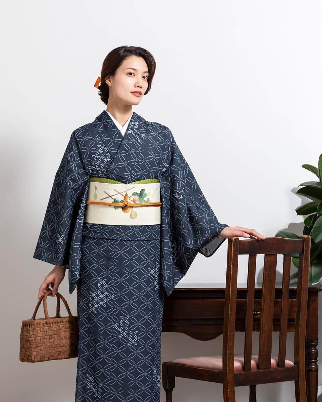 小松舞のインスタグラム：「東レシルックきもの様 2023年春夏物新作のお着物を着させていただきました🙌  家庭の洗濯機で洗うことができ、シワになりにくいので、頻繁にケアしたいこれからの季節にぴったりです！ お出かけからお稽古まで幅広く使える一着です！  #東レ #東レシルックきもの #春夏物 #着物 #和服 #伝統 #日本文化 #着物生活 #toray #kimono #ご家庭の洗濯機で洗えます」