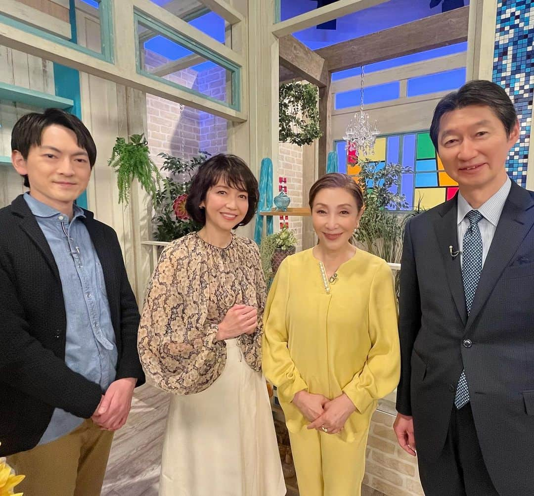 賀来千香子のインスタグラム：「こんにちは✨ 本日、3月24日(金) 夜8時から放送の、 『あしたも晴れ！人生レシピ』(NHK Eテレ) テーマは、 「うつ病と向き合う」です。  今回は、コロナ禍で増えているといわれる「うつ病」についてとりあげます。  きっかけや、あらわれる症状とは？ 回復に向かうために必要なこととは？ スタジオで専門家が解説！  また、自分の考え方のクセを見つめなおす、認知行動療法で、症状が改善に向かった人のケースも紹介！  ポイントは、 自分と向き合うこと。 自分の内側からわいてくる喜びを大切にすること。  ゲストの安藤和津さんが、介護から発症した自分のうつ病の体験と、回復へのプロセスを語ってくださいます。  講師に、慶應義塾大学医学部教授で、医師の三村將さんをお迎えしました。  戦争、コロナ、物価上昇など、暗いニュースばかりで、なかなか思うようにならない事や、理不尽な事も多いと思います。。。  気持ちが落ちていったり、心が弱くなった時に、一つだけ良い事は、人の痛みが分かる事かと、思います。  でも、なるべく落ち込み過ぎないように、気をつけながら、諦めずに、歩んで行きたいですね✨  〝メソメソクヨクヨ泣いても一生、アハハと笑っても一生〟という言葉もあります☺️🍀  今回のWBC⚾️🇯🇵優勝🏆は、私達国民に、いえ、世界に、大きな感動を下さいました🌟 本当に本当におめでとうございます🎉🏅 監督、コーチ、選手お一人お一人に、心から感謝です😭💖  皆さんの諦めない姿、真剣に、そして何よりも！楽しんで試合をしている姿、笑顔が溢れているベンチが印象的でした😊✨  たくさんの元気と勇気をいただいて、頑張って行きましょう😉  どうぞ御覧下さいね🌟  #あしたも晴れ！人生レシピ #nhk #eテレ #うつ病 #認知行動療法 #安藤和津さん #三村將さん #堀内賢雄さん #小澤康喬アナウンサー #賀来千香子 #chikakokaku」