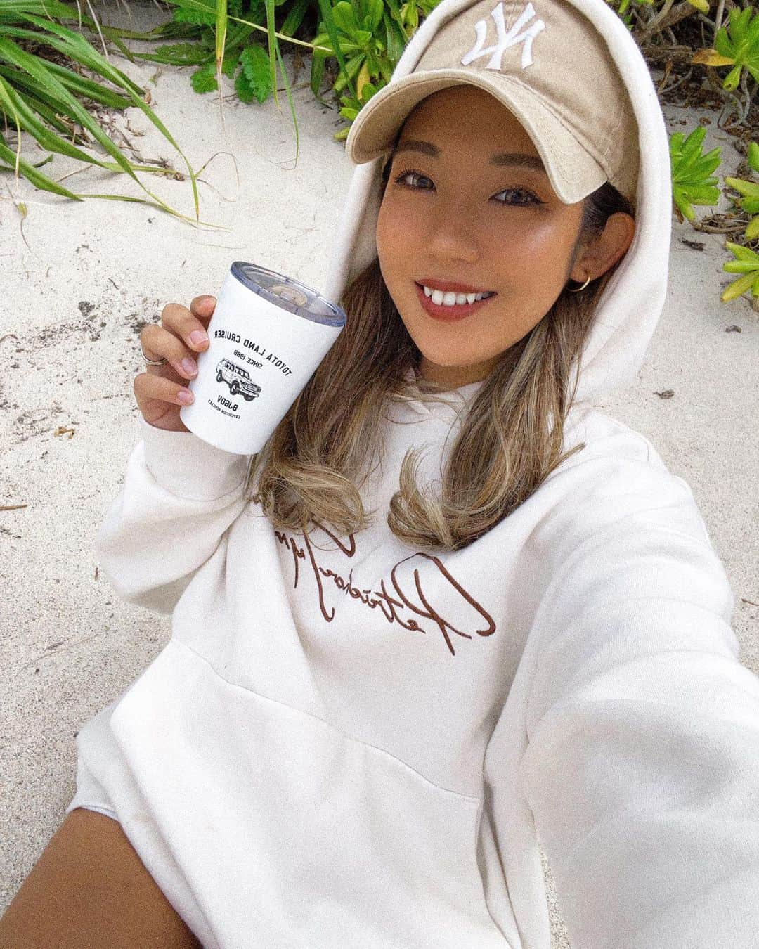 Eminanaのインスタグラム：「. . ビーチやお散歩に持って行ったり おうちカフェの時に使ってる @select.tokyo のタンブラー🖤 . ステンレスで真空断熱だから 冷たいまま、温かいまま飲めるよ☕️ . 車のドリンクホルダーや コンビニコーヒーのカップもピッタリ✨ . ドンキでも発売してるみたい♩ . 蓋もついててとっても使い勝手いいから おすすめだよー👍🏽 .  #select.tokyo #PR #タンブラー #ジムニー #スーパーカブ #ランドクルーザー #toyota #HONDA#タビジョ#座間味#座間味島#離島暮らし#ビーチアイテム#離島生活#沖縄移住#沖縄移住生活#移住生活#ファッション#ファッションコーデ#コーヒー#おうちカフェ#カフェ活」