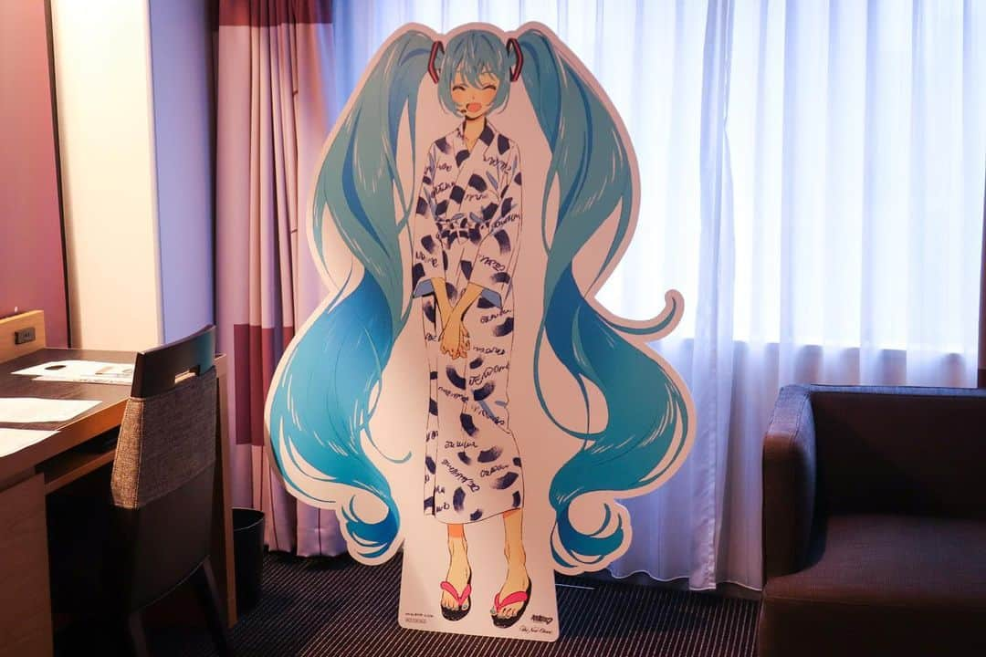 刈谷仁美さんのインスタグラム写真 - (刈谷仁美Instagram)「ホテルニューオータニ×初音ミク行って来た！  等身大ミクちゃんパネルがお出迎え嬉しい！ 浴室、天井までボーカロイド達が居て幸せ空間だった…！  コラボ期間は2023年3⽉1⽇〜5⽉31⽇です！  #artwork #初音ミク #ホテルニューオータニ #ホテルニューオータニ東京」3月24日 13時27分 - kry_aia