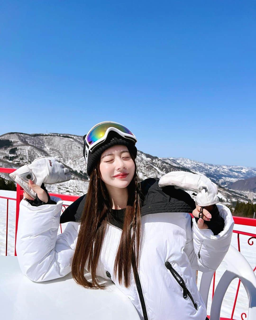 加藤美南のインスタグラム：「スノボ２回目いってきた🤍 リフト降りれないのが1番こわい🤯笑」