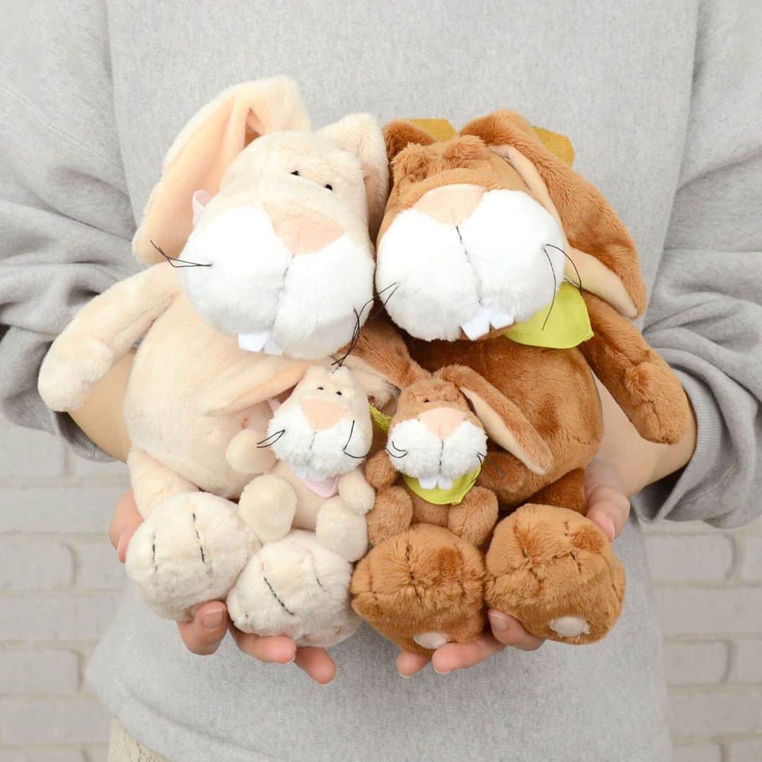 NICI JAPANのインスタグラム：「・ \4月新商品の先行予約スタート❗️/  ❤︎スプリングラビット❤︎ ちょっぴりブサイクでかわいいラビットシリーズ🐰🥕 ベージュとブラウンの2匹が登場！ お母さんが縫ってくれた色違いのスカーフがポイントです❤️  キーリング、ぬいぐるみ25cmの商品ラインナップとなっております🌈  【先行予約対象店舗🛍】 @entresquare  URL👉 https://www.entresquare.com  【先行予約特典🎁✨】 先行予約で新商品をご購入いただいた方には、特典でオリジナルポストカードをプレゼント❗️ （一回のご購入につき、一セット差し上げます）  【先行予約受付期間⏰】 2023年3月24日（金）18:00〜 2023年3月30日（木）23:59まで 2023年4月5日（水）より順次出荷開始  #nici#ニキ#ぬいぐるみ#キーリング#うさぎ#ラビット#ぶさかわ」
