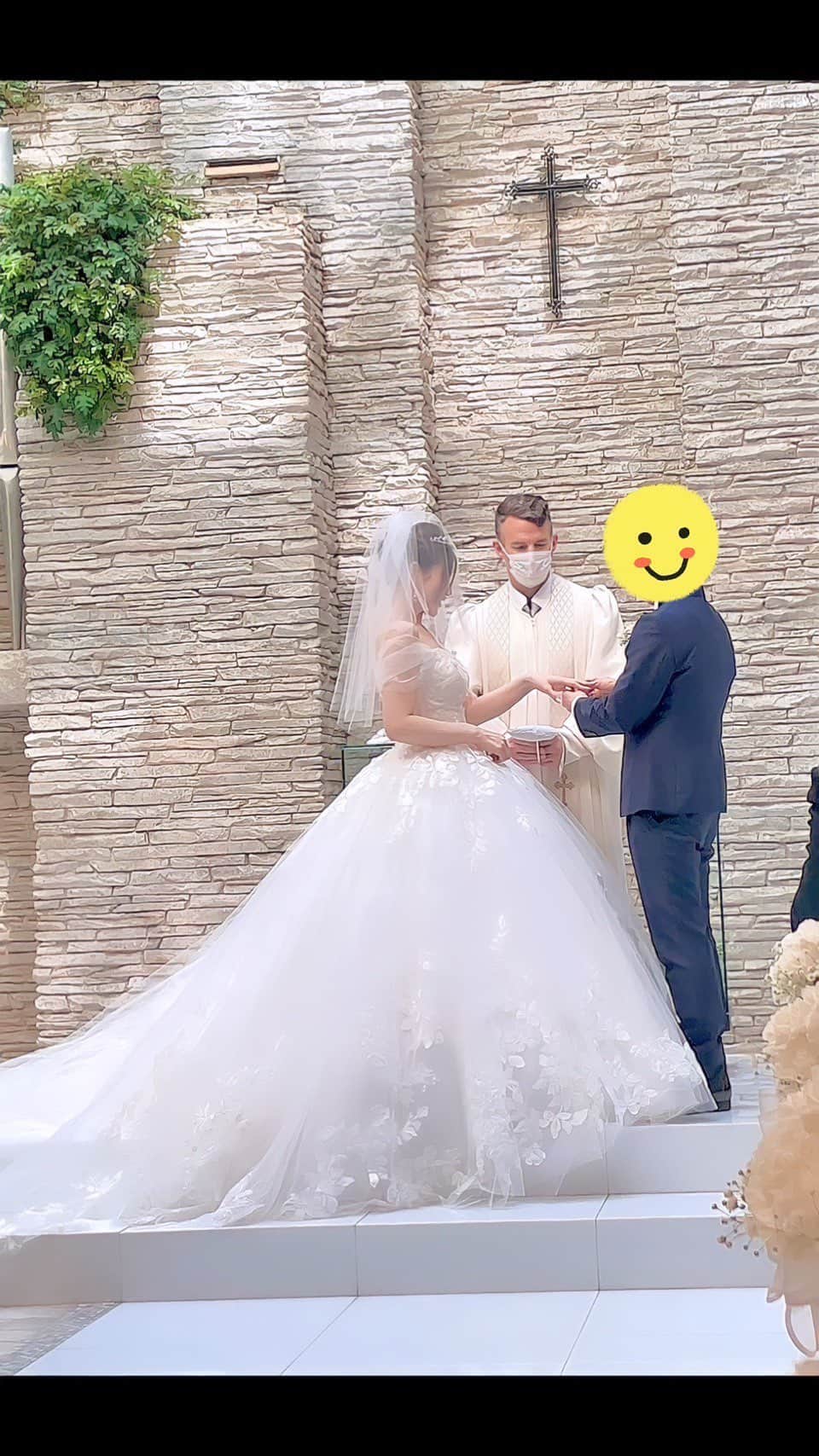 小森純のインスタグラム：「先日テジさんの結婚式に行ってきました。💒。  兎にも角にも可愛くて、笑顔溢れる結婚式でした。。 心から笑顔が溢れている人ってあんなに綺麗なんですね。幸せだね。素敵だね。  テジ、本当におめでとう㊗️❤️ 可愛かったよ😭綺麗だったよ❤︎  隣の席はゆしんと、矢口さんで、 矢口さんは一生泣いてるし、笑ってるし、 ゆしんは一生1人でバラエティーだし、 本当忙しくて最高過ぎた。 ちょいちょいバラエティー感が出ちゃう人達に笑いを頂きました。 やっぱり笑顔って最高だよね。 人の幸せって最高だよね。  テジ😊末長くお幸せに。。🫶  @tejimayuu0827   #結婚式#結婚式お呼ばれ」