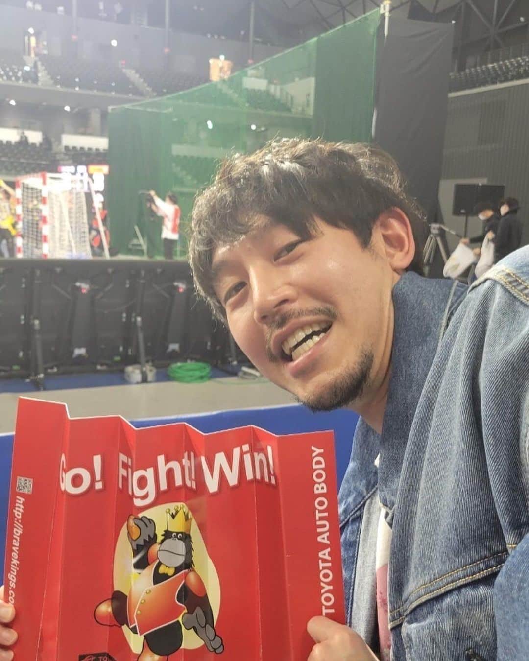 長谷川惠一さんのインスタグラム写真 - (長谷川惠一Instagram)「日本ハンドボールリーグのプレーオフに招待していただきました🤾🏻‍♂️  初めて観るハンドボールは、想像以上に激しく、試合展開もスピーディーで、観ていてずっとハラハラしてました😳  少しバスケに似てるとこあるかも🤔🏀  ハンドボールハマりそう😋  thank you‼︎ @tatsuki.yoshino23   どちらのチームもnice gameでした👏 @toyota_auto_body_bravekings  @zeekstar_tokyo   #handball #次はルールを覚えてから観たい」3月24日 13時47分 - keiichihasegawa