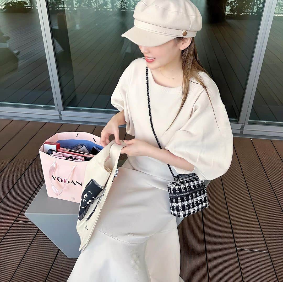 藤川沙弥のインスタグラム：「𓂃𓍱💄  先日ロフトコスメフェスティバルへ🎪✨ 色んなコスメブランドやスキンケアブランドの商品を 一気に見れるので楽しみにしてたんです💄💓  今年で１０周年ということで🎉 全国のLoftとネットストアで開催されてるよ♥︎  気になっていた中国コスメブランドの @perfectdiaryofficial @perfectdiary_japan  ハイライトもシャドウも発色がめちゃくちゃ綺麗🫶🏻  他のブランドでも新コスメたくさんお試ししたので Loftに買いに走らないとっ🥰  #cosmetic #ロフト展示会 #ロフトのコスフェス #パーフェクトダイアリー #perfectdiary #PR」
