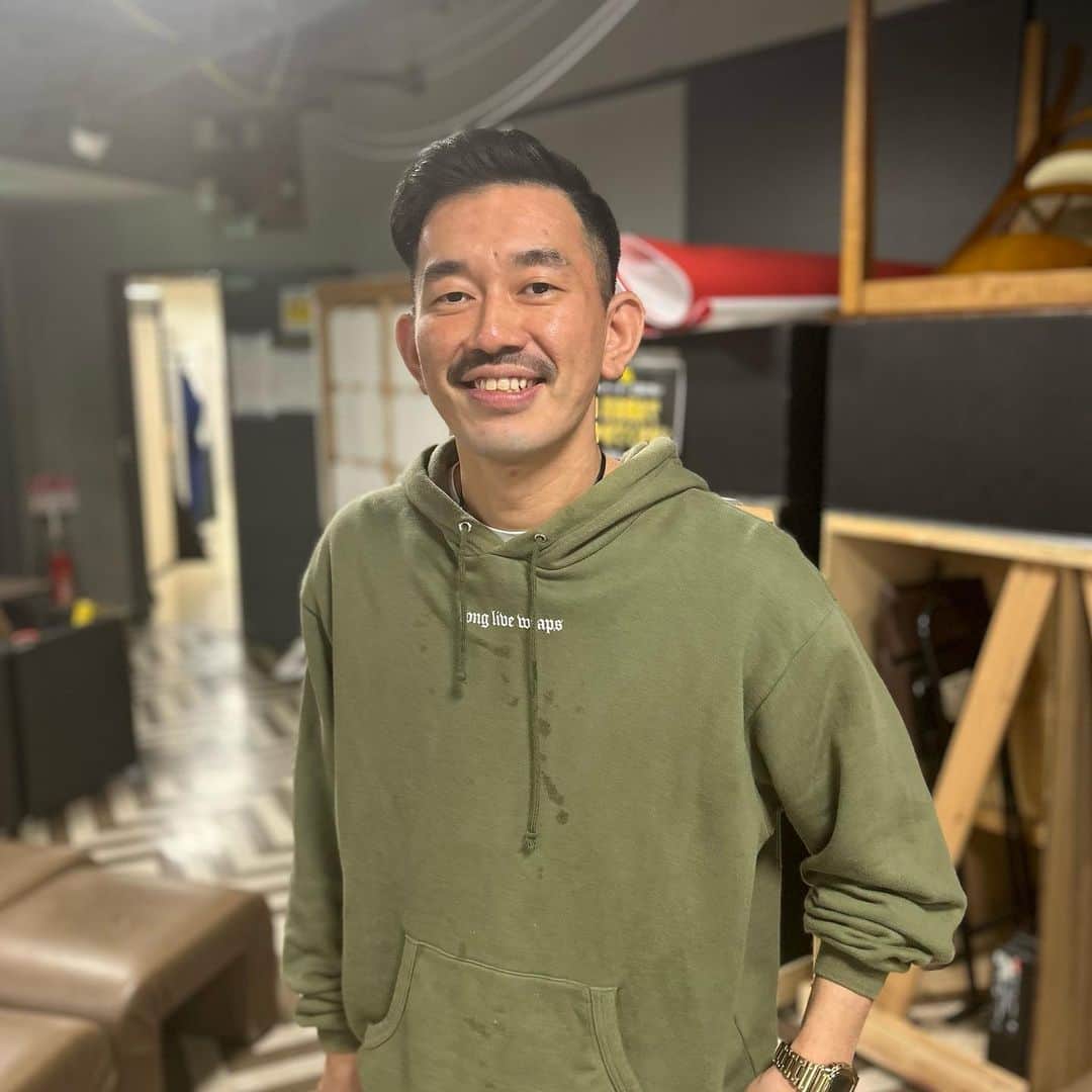 たいゆうきのインスタグラム：「13年間生やし続けたあごヒゲを剃ったのに 楽屋にいる芸人マネージャースタッフ誰一人にも気づかれなかった、きっと君はくるさのつづきさん。」
