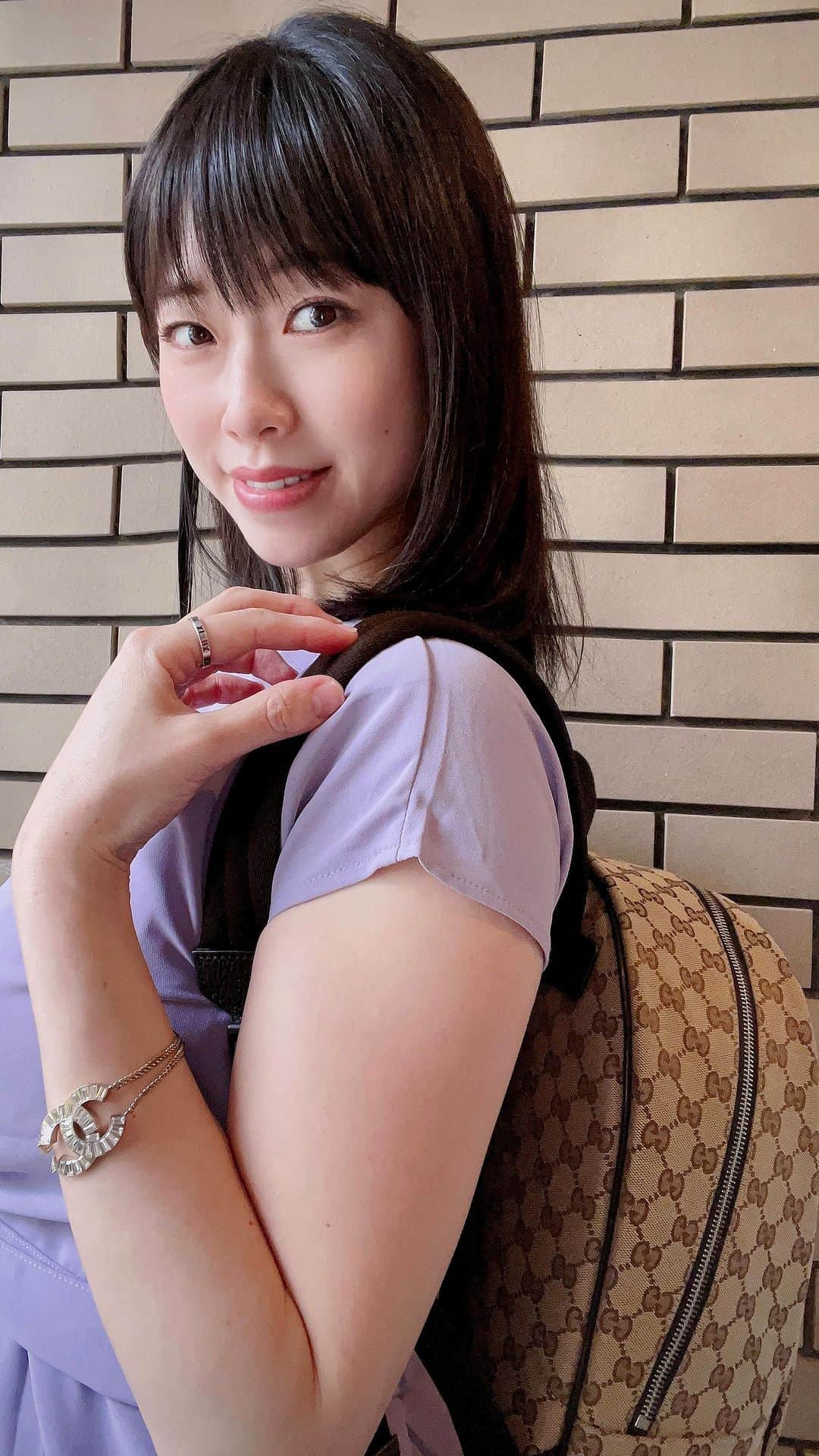 のインスタグラム：「お誕生日当日、会社の皆様からのプレゼントを開けるわたくし☺︎ クリスマスの朝の子供かな🧒🏻🎁 ちょうど両手の空くリュックが欲しかったので驚いたし、サイズ感や形も可愛くて嬉しいです🥰 皆様、沢山のお祝いコメントありがとうございました！ #happybirthday #happybirthdaytome #reel #reels #newreels #japanesegirl #asiangirl #セクシー番長 #小田飛鳥」