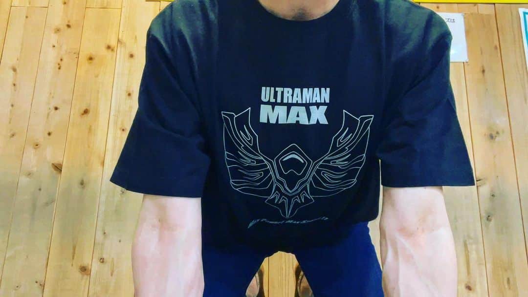 のインスタグラム：「新しいウルトマンマックスのTシャツを着てボルダリングをしてみたけど…。  3分ももたない…（笑）  https://youtu.be/aWDe5LF6nMc  #青山草太#sotaaoyama #ボルダリング#bouldering  #ウルトラマンマックス #ultramanmax #」