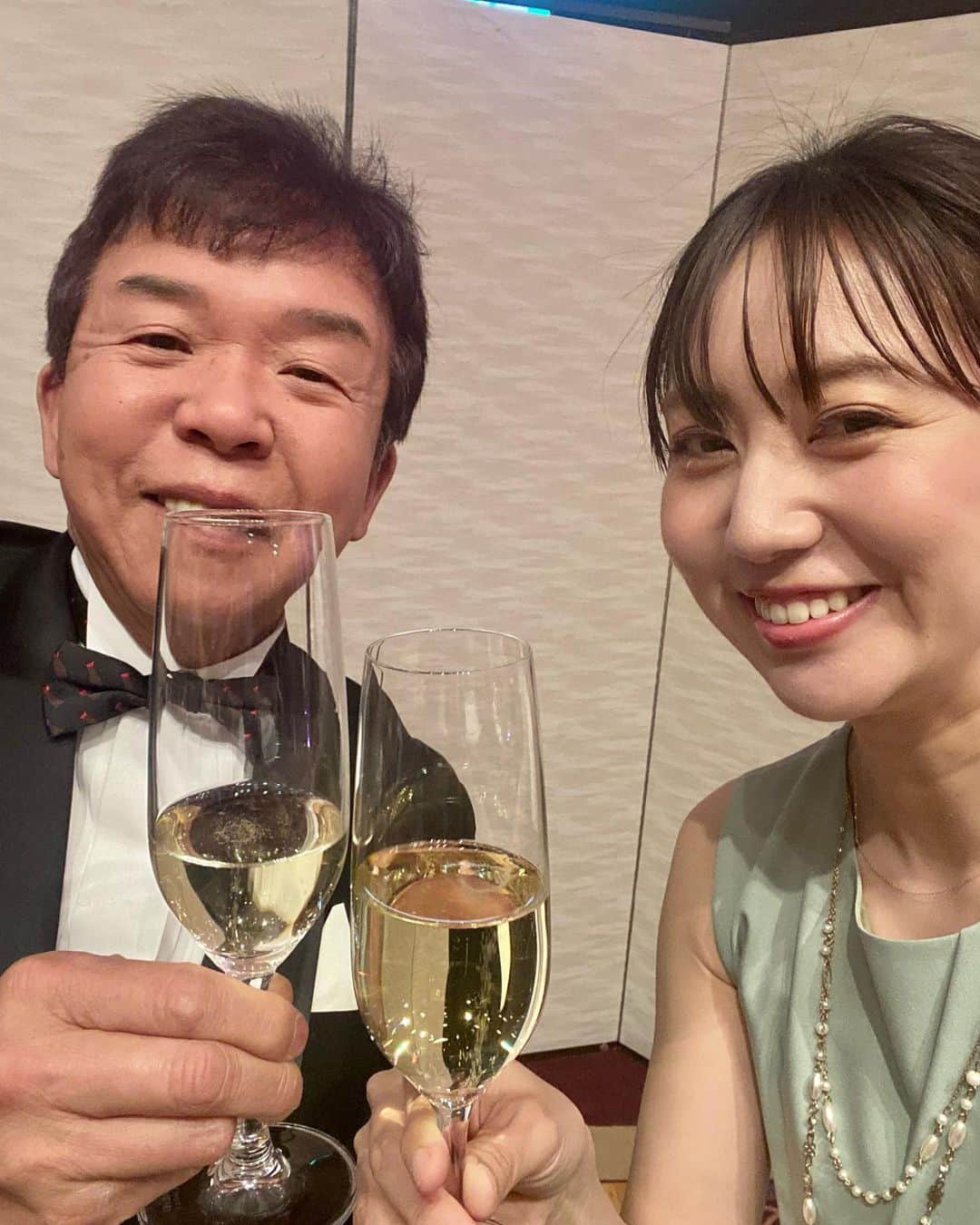 豊崎由里絵のインスタグラム：「. 先日、村上ショージさんと 司会のお仕事をさせていただきました！😍💕 乾杯のシャンパンが美味しすぎて おかわりされたショージさんは、 途中でお昼寝を挟んでいました🤣笑 （写真2枚目） . 写真３枚目は、 リハーサルでギターを弾くショージさん。 ご一緒できて とっっっても嬉しかったです🥰 .  さて！明日3月25日（土）13:50〜 レギュラー出演している MBSラジオ「PEACE with Love」最終回です！✨ ぜひ！聴いてね〜🌷」