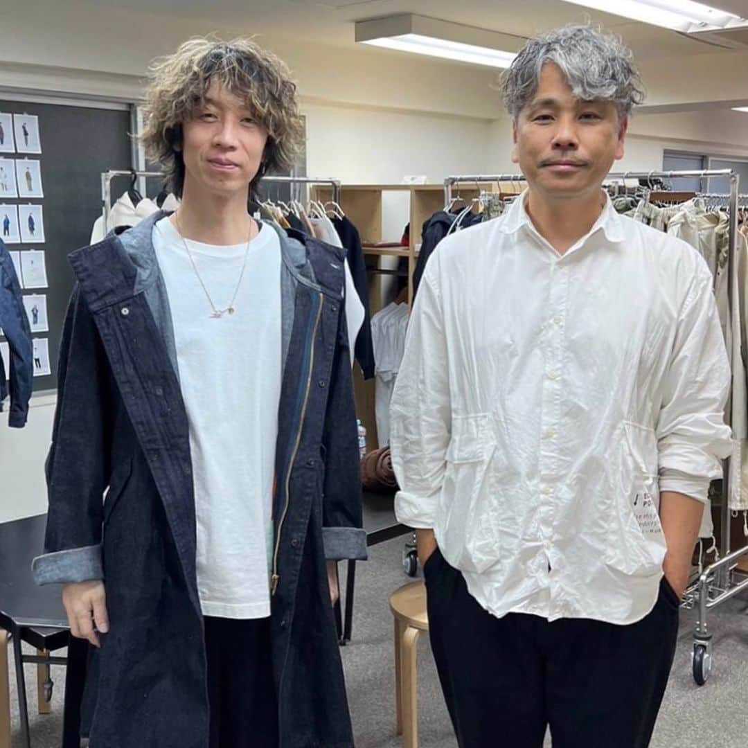 大喜多崇規のインスタグラム：「H.unitデザイナー松田さんと @hunit72  。 今まで手に取らなかったモノに新しい発見があると楽しいですね！専門の方に教えてもらうと自分の感性も広がる気がします。モッズコート着てなかったので嬉しい 。 #hunit #デニム #モッズコート #大喜多崇規」