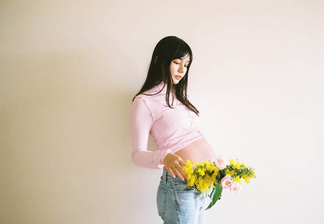 にわみきほのインスタグラム：「💛 📷@sanomadoka_photo #matanityphoto #🤰🏻#9ヶ月」