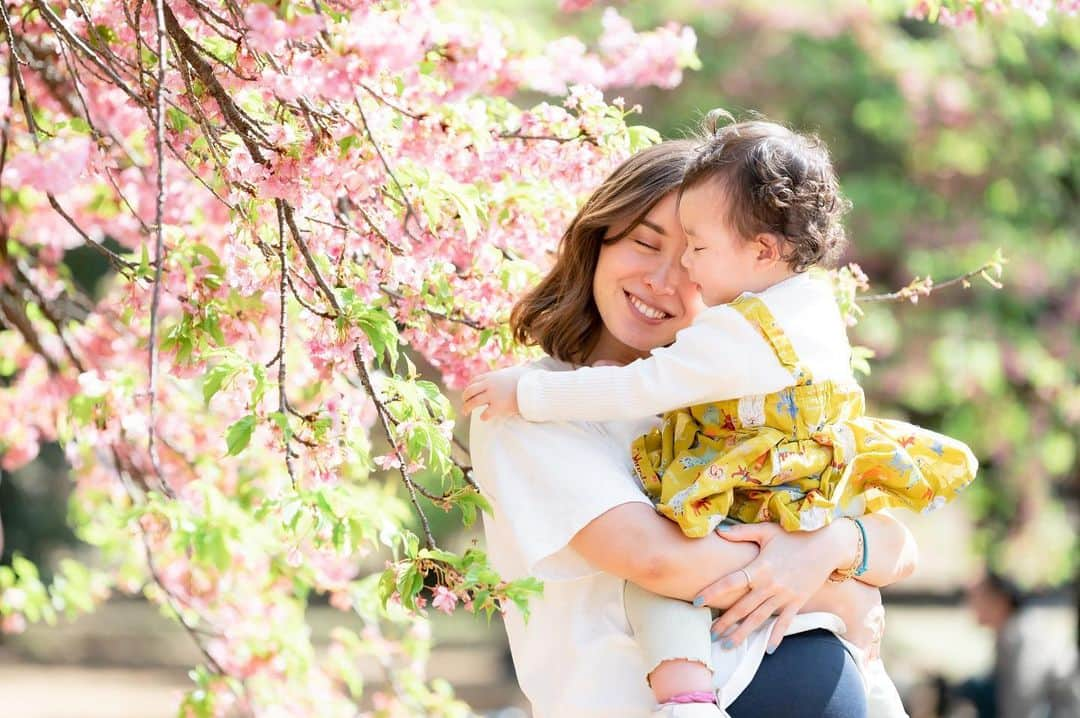 堀口ミイナさんのインスタグラム写真 - (堀口ミイナInstagram)「万椰ちゃんと初お花見記念!  カメラマンさんも写真も良くてとてもいい思い出に🌝🍡それにしても快晴でした！🌬縦ものせます🙌 thanks to.. @mamatalk_jp @loveg_official」3月24日 14時59分 - mina_mina_miiina