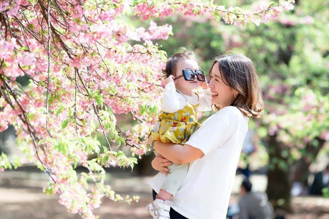 堀口ミイナさんのインスタグラム写真 - (堀口ミイナInstagram)「万椰ちゃんと初お花見記念!  カメラマンさんも写真も良くてとてもいい思い出に🌝🍡それにしても快晴でした！🌬縦ものせます🙌 thanks to.. @mamatalk_jp @loveg_official」3月24日 14時59分 - mina_mina_miiina