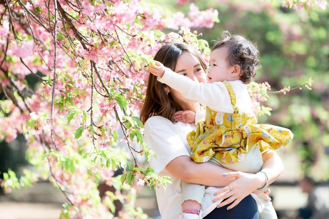 堀口ミイナさんのインスタグラム写真 - (堀口ミイナInstagram)「万椰ちゃんと初お花見記念!  カメラマンさんも写真も良くてとてもいい思い出に🌝🍡それにしても快晴でした！🌬縦ものせます🙌 thanks to.. @mamatalk_jp @loveg_official」3月24日 14時59分 - mina_mina_miiina