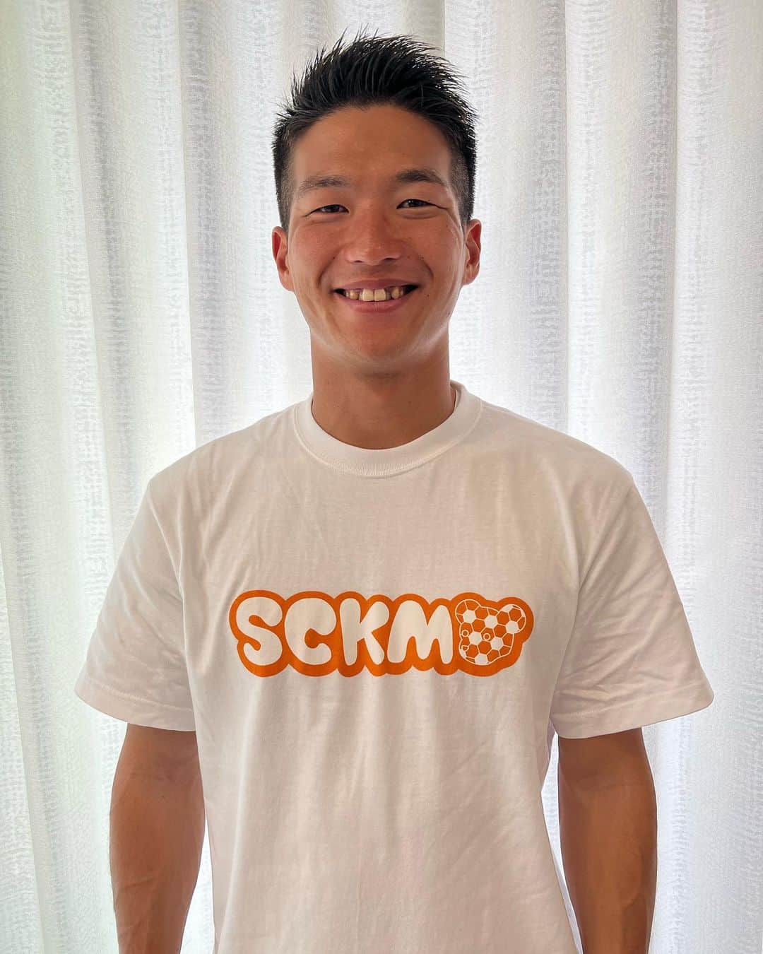 北川航也のインスタグラム：「. @soccer_kuma_ よりTシャツの注文ができます☺︎ 暑くなってきて、半袖の季節にもなってきました！ 自分はオレンジを選びましたがこれ以外にもカラー豊富です⚫️🔴🟡🟢🟠🔵  デザインも豊富なので皆さんチェックしてみてください🧸🟠  #さっかーくま #さかくま #Tシャツ #パーカー #soccerkuma」