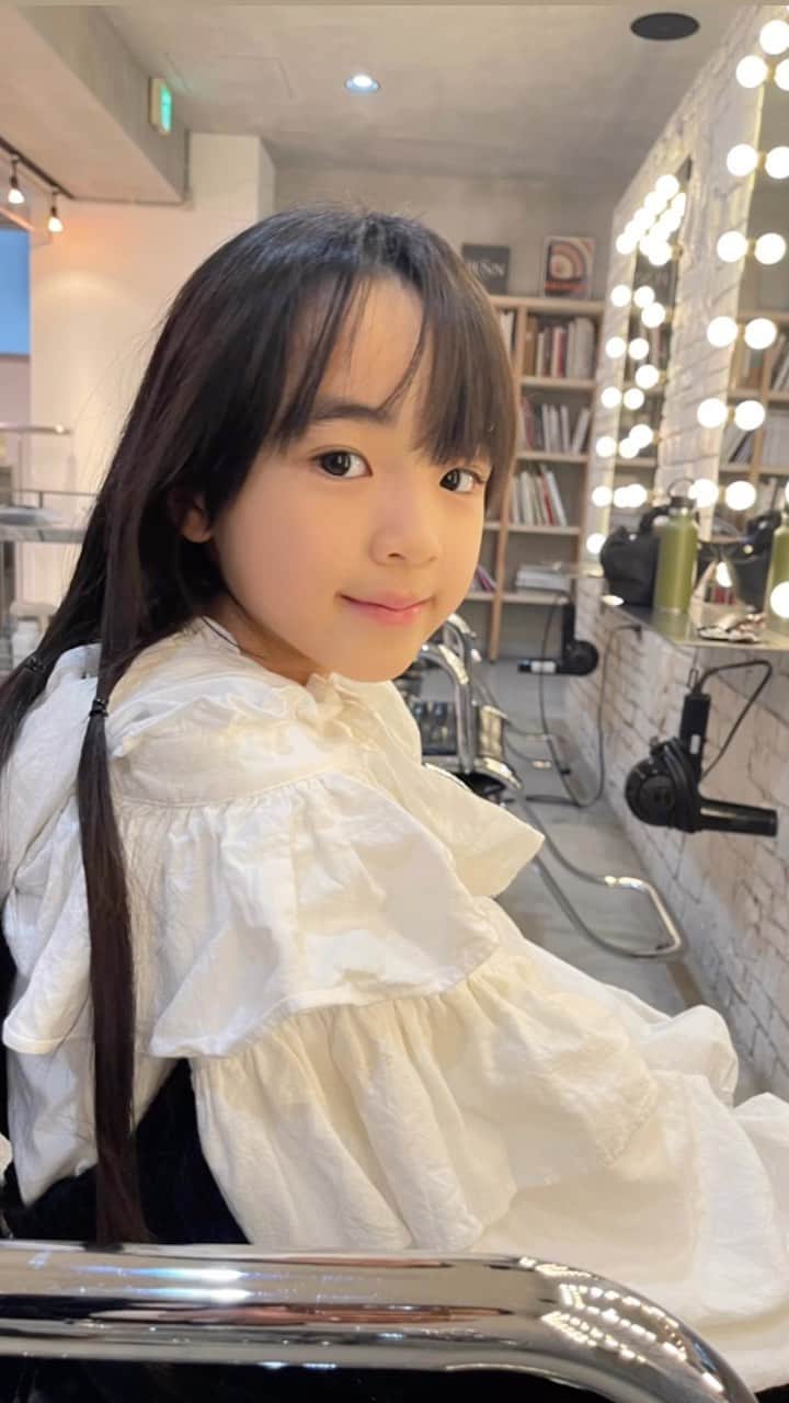 菊井亜希のインスタグラム：「Hosaki & Komichi "First hair donation cut"💇🏻‍♀️  ついに、、七五三まで頑張って伸ばした髪を 切ってもらいました✂︎ そして初めてのヘアドネーション✨  髪の毛を切って、こんなにも気持ちが変わると 思わなかった!!!😳✨とジワジワと興奮しているふたり👯‍♀️  誰かの為になる髪の毛だからね、、と鼓舞して守ったバージンヘア。ほさこみ、家族の皆んな、毎日のドライヤーお疲れ様でした😂✨  そして、ステキなヘアスタイルにしてくれた @sumi__osaka の皆さん@eatxxxtae さん、 美容師さんってカッコイイね、上手だね!!!シャンプー気持ちよかったなー😍と帰りの道中でワイワイ🙌🏻ふたりにとって、特別な日になりました🫶🏻ありがとうございます☺️  記念にほさこみの大好きな曲、カンパネラのエジソンで リールに残してみます🫰🏻  これからドネーションされる方、毎日のドライヤー大変だと思いますが🥺頑張ってくだい❤️‍🔥」