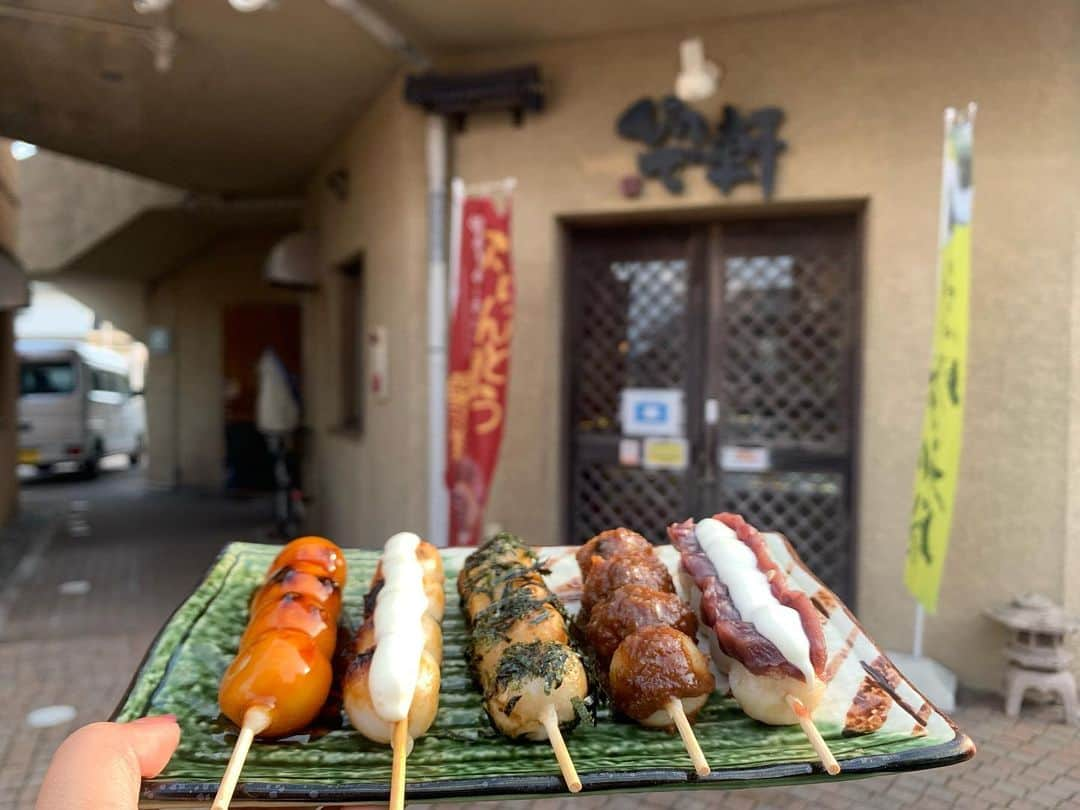 遊佐ちえみさんのインスタグラム写真 - (遊佐ちえみInstagram)「🍡🍓🍵  📍ひので軒  静岡県湖西市鷲津3387番地 アルカミーノ1E-1  湖西にある1956年創業の老舗和菓子店  お団子は湖西市産の白米コシヒカリと 玄米コシヒカリを使用🍡  それぞれ食感や風味が違うので ぜひ食べ比べてみてください！  期間限定、いちごのスイーツも 絶品です！！  #ひので軒 #老舗 #団子屋 #だんご #お団子 #和菓子屋 #和菓子店 #和菓子 #湖西 #湖西市 #お土産 #おやつ #湖西の魅力 #湖西観光 #観光 #海の湖HAMANAジェンヌ #visit浜名湖」3月24日 15時08分 - yusa_cgram