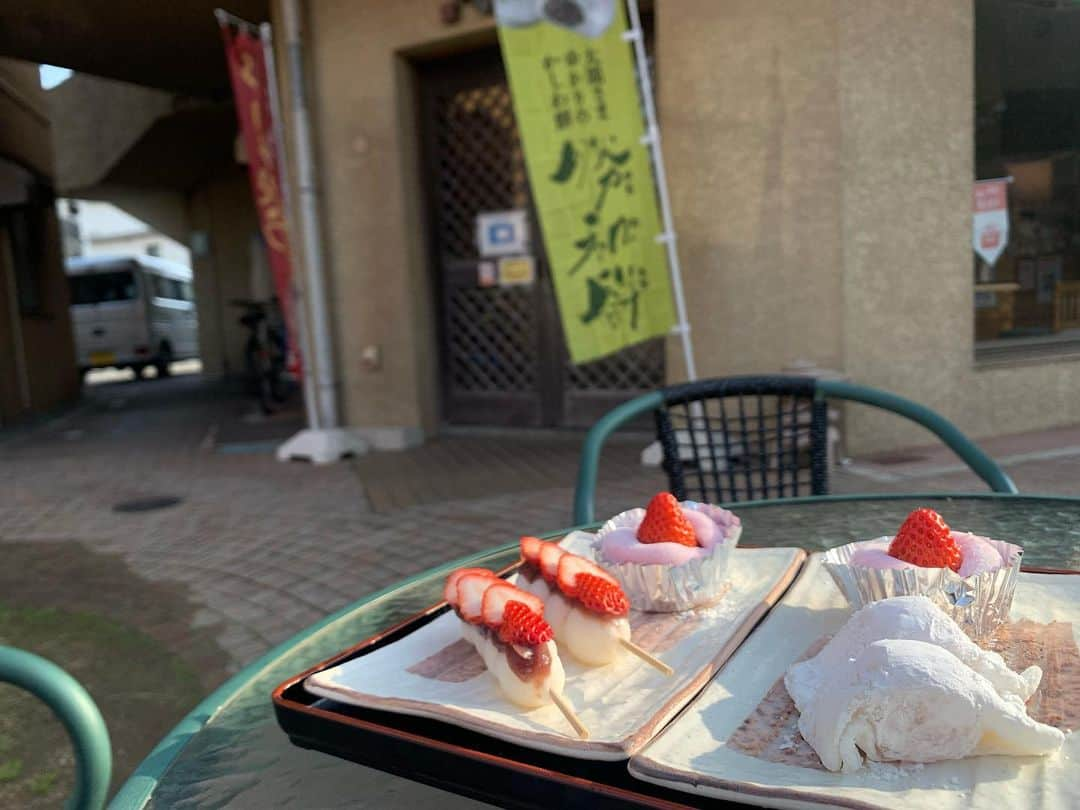 遊佐ちえみさんのインスタグラム写真 - (遊佐ちえみInstagram)「🍡🍓🍵  📍ひので軒  静岡県湖西市鷲津3387番地 アルカミーノ1E-1  湖西にある1956年創業の老舗和菓子店  お団子は湖西市産の白米コシヒカリと 玄米コシヒカリを使用🍡  それぞれ食感や風味が違うので ぜひ食べ比べてみてください！  期間限定、いちごのスイーツも 絶品です！！  #ひので軒 #老舗 #団子屋 #だんご #お団子 #和菓子屋 #和菓子店 #和菓子 #湖西 #湖西市 #お土産 #おやつ #湖西の魅力 #湖西観光 #観光 #海の湖HAMANAジェンヌ #visit浜名湖」3月24日 15時08分 - yusa_cgram