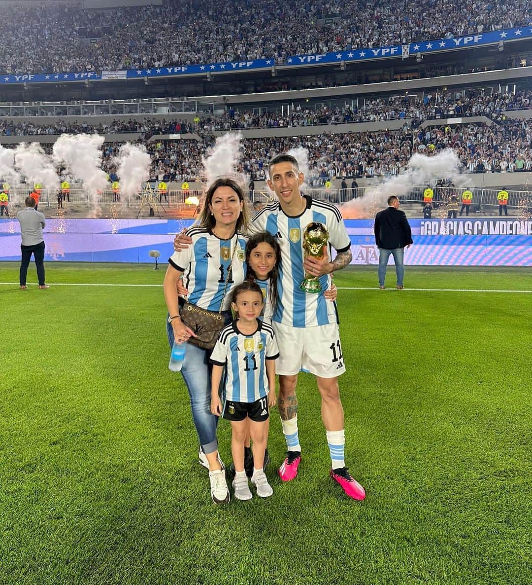 ホルヘリーナ・カルドソのインスタグラム：「Secretos en el fondo del mar Personas que me quiero llevar Aromas que no voy a olvidar Silencios que prefiero callar Mientras vos jugás 🫶  Argentina 🇦🇷 Panama 🇵🇦」