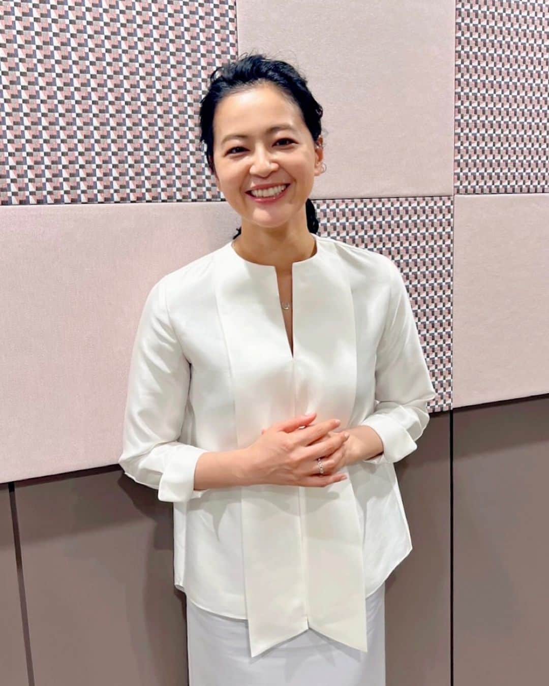 黒谷友香のインスタグラム：「皆さん、こんにちは😉 メディエイドのホームページ「カラダケア研究所」に 対談インタビュー記事が載ってるヨ〜😊 お話を伺い、とても勉強になった時間でした。 皆さんも是非読んでみてね☺️  スペシャルインタビュー#1 https://www.mediaid-online.jp/clinic_notes/information/978/  スペシャルインタビュー#2 https://www.mediaid-online.jp/clinic_notes/information/992/  @mediaid_sigmax  #ralphlauren#poloralphlauren#乗馬#馬#東京 #tokyo#sdgs#着物#ハーブ#ガーデニング#mediaid #メディエイド#LOVOT #ラボット#diy#日本#日産 #nissan#EV#日産ariya#ai#大鵬薬品工業#バップフォーレディ#エビス#プレミアムケアハブラシ#いち瑠#黒谷友香」