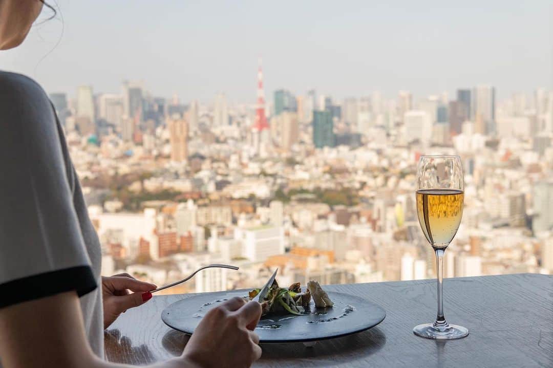 のインスタグラム：「ランチタイムにもワインをご用意しております。39階からの景色を見ながら、ぜひお楽しみください。  #longrain #longraintokyo #thaifood #nightview #tokyotower#ロングレイン #タイ料理 #恵比寿グルメ #東京グルメ #恵比寿ガーデンプレイス #夜景 #夜景レストラン #東京タワー夜景 #東京タワーが見える店#恵比寿ランチ #恵比寿ディナー #モダンレストラン #東京タワー #ワイン #東京レストラン」