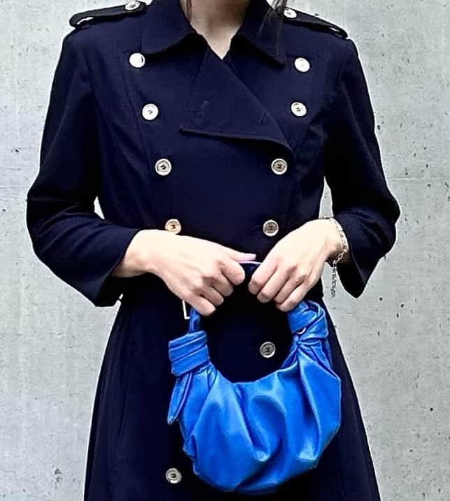 疋田万理のインスタグラム：「母親がカラーコーディネーターなので ずっと似合う服と似合わない服を 伝えられて生きてきて  「自分の好きな色着るもん！」 とベージュとか着てみた時期もあったけど笑 「やっぱり全然似合わないなあ〜」 と最近特に感じるようになった  お洋服見てもサイズと色がすべてで トレンドとか追いかけなくなった  年齢重ねるごとにカチッとした服が 増えてくるのはなんか嬉しい気持ち🤍💙  #ブルベ冬 #春コート #カルバンクライン」