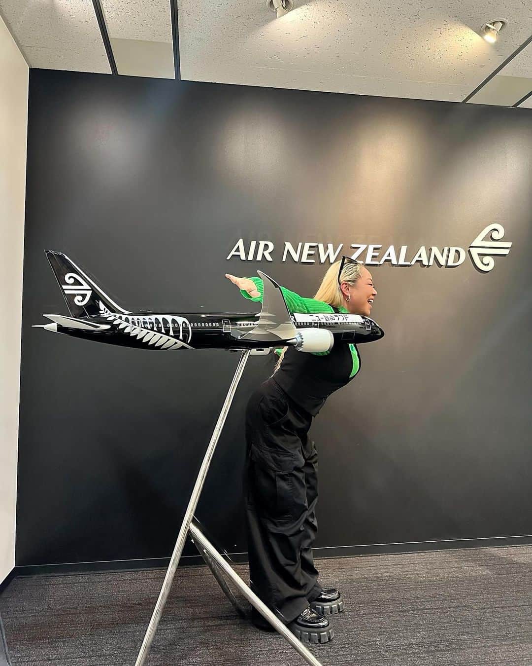 ルナのインスタグラム：「ニュージーランドから無事に帰国し @airnzjp 日本支社の方にお邪魔してきました🙏 社風もスタッフの皆様も本当に素敵な方々で気がつけば陽が落ちてました☺️ #ニュー自由ランド　この看板の自由は舘ひろしさんの直筆だと✨」