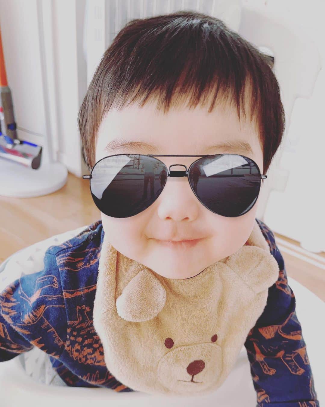 杜このみのインスタグラム：「息子が、初めて美容室でヘアカットをしてもらいました☺️🌸 美容室に到着する直前で寝てくれたので、お昼寝している間にカット✂️✨ さっぱりしました😊💐  最近は、娘も弟の面倒をよく見てくれます💕 オムツ交換の時も、私よりも先に子供部屋へ向かい、オムツ替えシートとオムツ（ちゃんと弟のサイズの物）を綺麗に並べて置いておいてくれます☺️💓 弟が泣いている時は、『どうしたの〜🥺泣かないで‼︎どうぞ‼︎』とお気に入りのぬいぐるみ🧸を貸してあげる姿も…☺️💓 優しいお姉ちゃんと、おっとりした性格の弟の二人が、とてもとても愛おしいです💕」