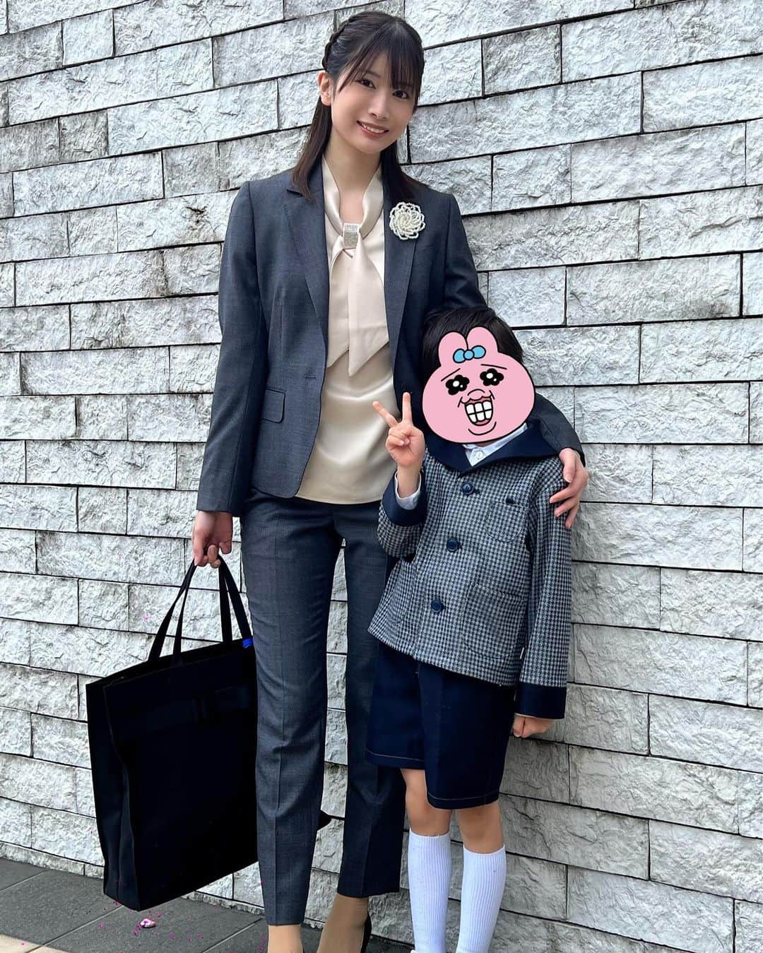 のインスタグラム：「ついに卒園式が終わりました٩( ᐛ )و！  自由なインターナショナルスクールから転園して中途入園で、初めの頃は先生たちを困らせていたので面談のたびにすみません〜って謝ってばかりだったから、先生たちに色々声をかけていただきました😂笑 家から離れてて、急にお迎えいくのも一苦労で近くの所にしたら良かったって思った時もあったけど こちらの事情も考慮して色んな確認での連絡もとってくださったり、先生方もいつも気にかけてくれて素敵な園にお世話になったなぁとしみじみ思います。  来月には小学生。 成長が早くて寂しいけど、ここで学んだことを活かして、楽しい小学校生活を送ってほしいなぁ🥰   #為近あんな#シンママ#卒園式#卒園式コーデ#男の子ママ#春から小学生#ママコーデ#卒園#instagood#follow4like#instaboy #mamasboy」