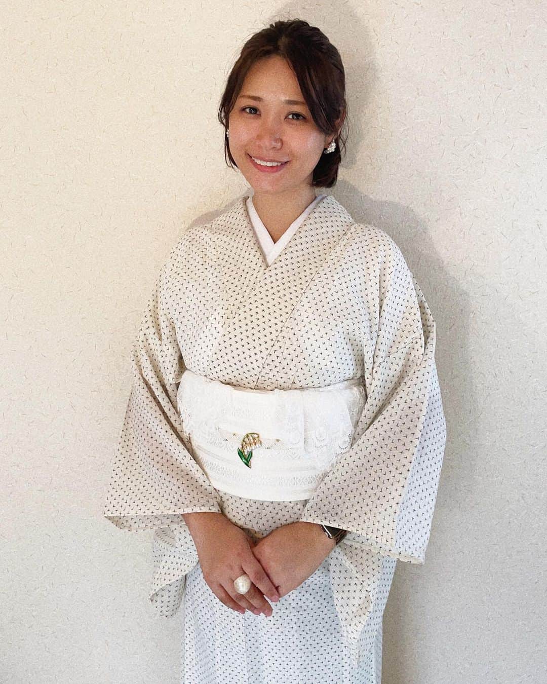 二宮愛のインスタグラム：「#今日の着物  注目は #すずらん の帯留め🌿🤍🤍🤍  桜の足元でスズランやスイセン達もとてもきれいに咲いていて、散歩が本当に幸せ🥹🫶  そんな今日も最高気温は23度… というわけで、またまた単衣の登場です😂  ・オフホワイト単衣 ・半衿Tシャツ(めちゃくちゃ楽！) ・博多織の白い半幅帯 ・レース帯揚げ ・鈴蘭の帯留め(というかブローチ)  #春爛漫 #春コーデ #白コーデ #着物 #着物コーデ #モノトーンコーデ」