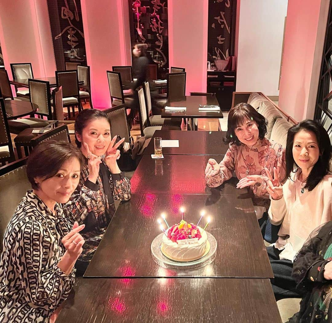 藤あや子のインスタグラム：「仲良しメンバーで冬美さんのお誕生日会をしました✨ みんなでワイワイ美味しい中華を堪能して 楽しい幸せな時間でした〜🤩 #happybirthday  #🎂」