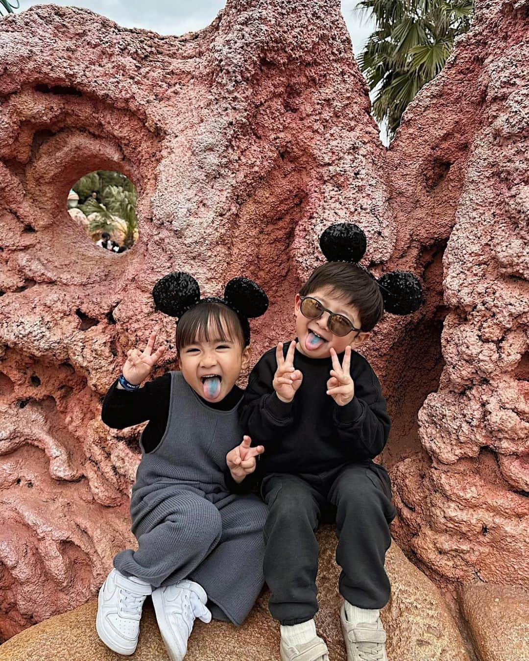 ソンイさんのインスタグラム写真 - (ソンイInstagram)「１歳半差の相棒👧🏻🖤👦🏻 ベロが青くなるお菓子にキャッキャとご機嫌すぎた2人🍭👅  体格はすっかり双子感あるけど、精神面ではやっぱり従姉弟のあんちゃんがいつも優しいお姉さんしてくれてる🥹💕  ちなみに子供たちのコーデや持参カチューシャも打ち合わせなしだったのにこのリンク度はやはり母ちゃん双子テレパシー？😂👌🏻🖤笑  #disneysea #ディズニーコーデ #ディズニーシー   #従姉弟 #双子姉妹 #5歳女の子 #4歳男の子」3月24日 15時42分 - sunwei1013