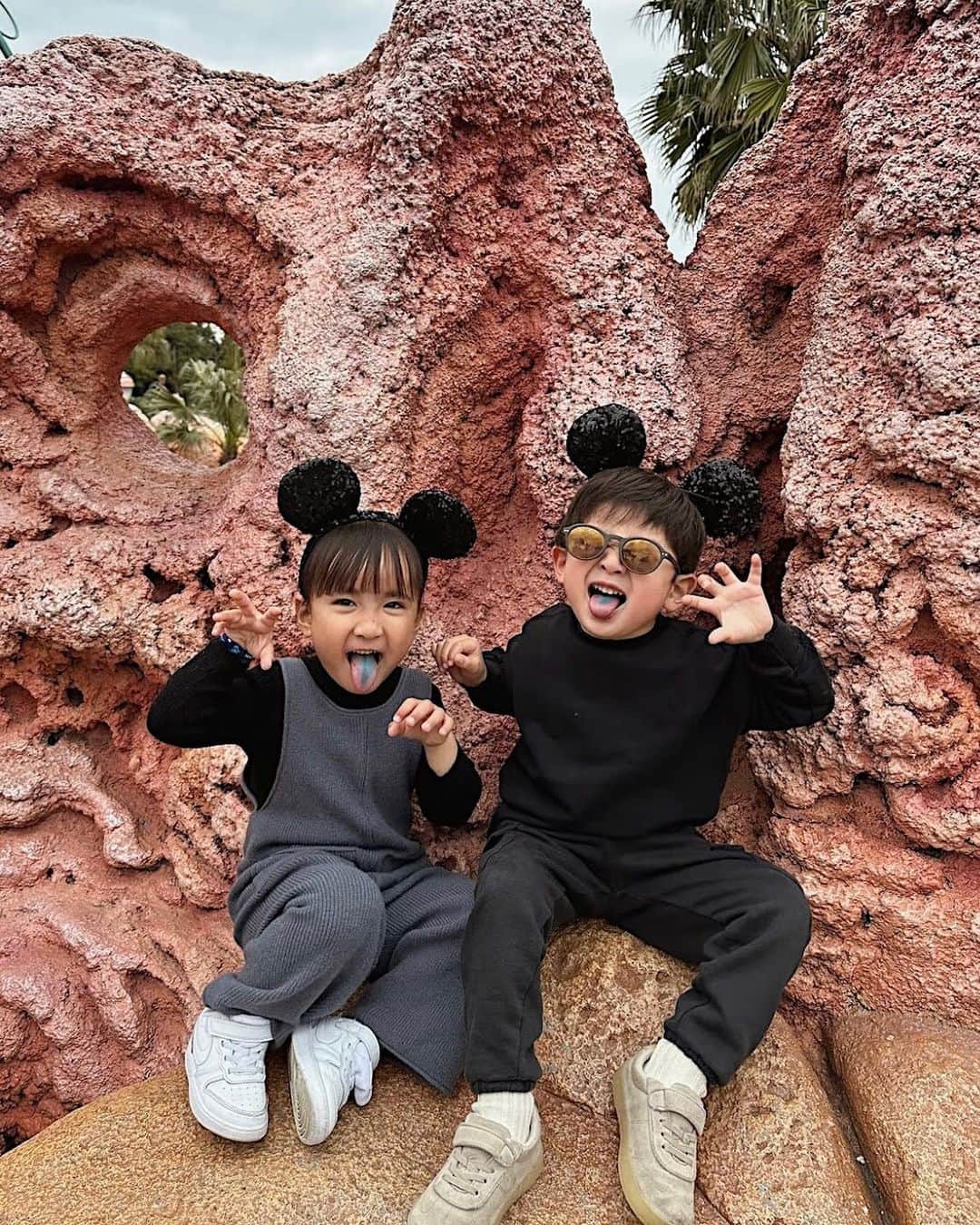 ソンイさんのインスタグラム写真 - (ソンイInstagram)「１歳半差の相棒👧🏻🖤👦🏻 ベロが青くなるお菓子にキャッキャとご機嫌すぎた2人🍭👅  体格はすっかり双子感あるけど、精神面ではやっぱり従姉弟のあんちゃんがいつも優しいお姉さんしてくれてる🥹💕  ちなみに子供たちのコーデや持参カチューシャも打ち合わせなしだったのにこのリンク度はやはり母ちゃん双子テレパシー？😂👌🏻🖤笑  #disneysea #ディズニーコーデ #ディズニーシー   #従姉弟 #双子姉妹 #5歳女の子 #4歳男の子」3月24日 15時42分 - sunwei1013