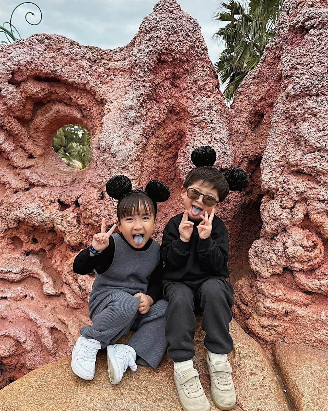 ソンイさんのインスタグラム写真 - (ソンイInstagram)「１歳半差の相棒👧🏻🖤👦🏻 ベロが青くなるお菓子にキャッキャとご機嫌すぎた2人🍭👅  体格はすっかり双子感あるけど、精神面ではやっぱり従姉弟のあんちゃんがいつも優しいお姉さんしてくれてる🥹💕  ちなみに子供たちのコーデや持参カチューシャも打ち合わせなしだったのにこのリンク度はやはり母ちゃん双子テレパシー？😂👌🏻🖤笑  #disneysea #ディズニーコーデ #ディズニーシー   #従姉弟 #双子姉妹 #5歳女の子 #4歳男の子」3月24日 15時42分 - sunwei1013