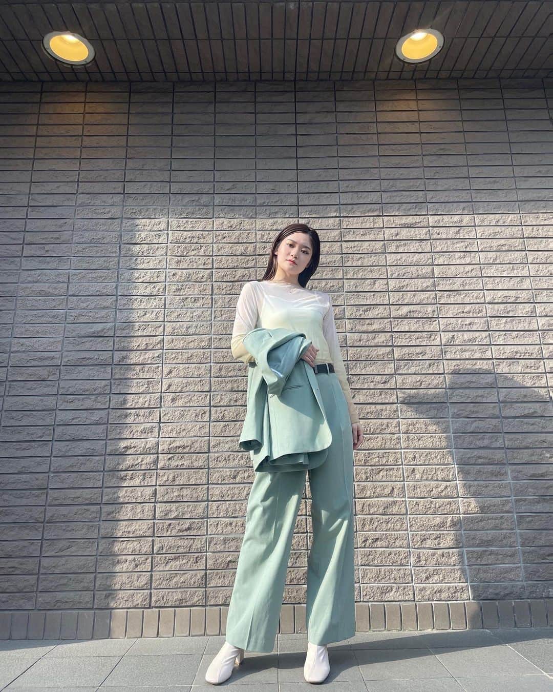中野郁海のインスタグラム：「最近春服一気に着られて幸せだったからお裾分け🍀 ZOZOTOWNで色んなブランド一気買いしてみたっ！春服なくて困ってたから注文して届くまでが早くて助かったぁ。.  しかも初回割引2000円でとってもお得です♪ . . . 1枚目は、若草色のセットアップに合うような @kastane_ のシースルートップスとずっと欲しかった白のショートブーツ🥾 2枚目は、こちらもずっと探してた白のスラックスパンツ🩳 @neuna_official のやつ！ちょうどいい薄さだし生地の質感すき。 3枚目は、まだちょっと早いかな？ @whoswhogallery__ のラインゴムトップス！普段使いもだけどダンスの時に活躍しそうって楽しみにしてるっ♪ よかったら、 @zozotown_girl のフォローしてみてっ！  #zozotown #zozotown購入品 #zozo活 #pr」