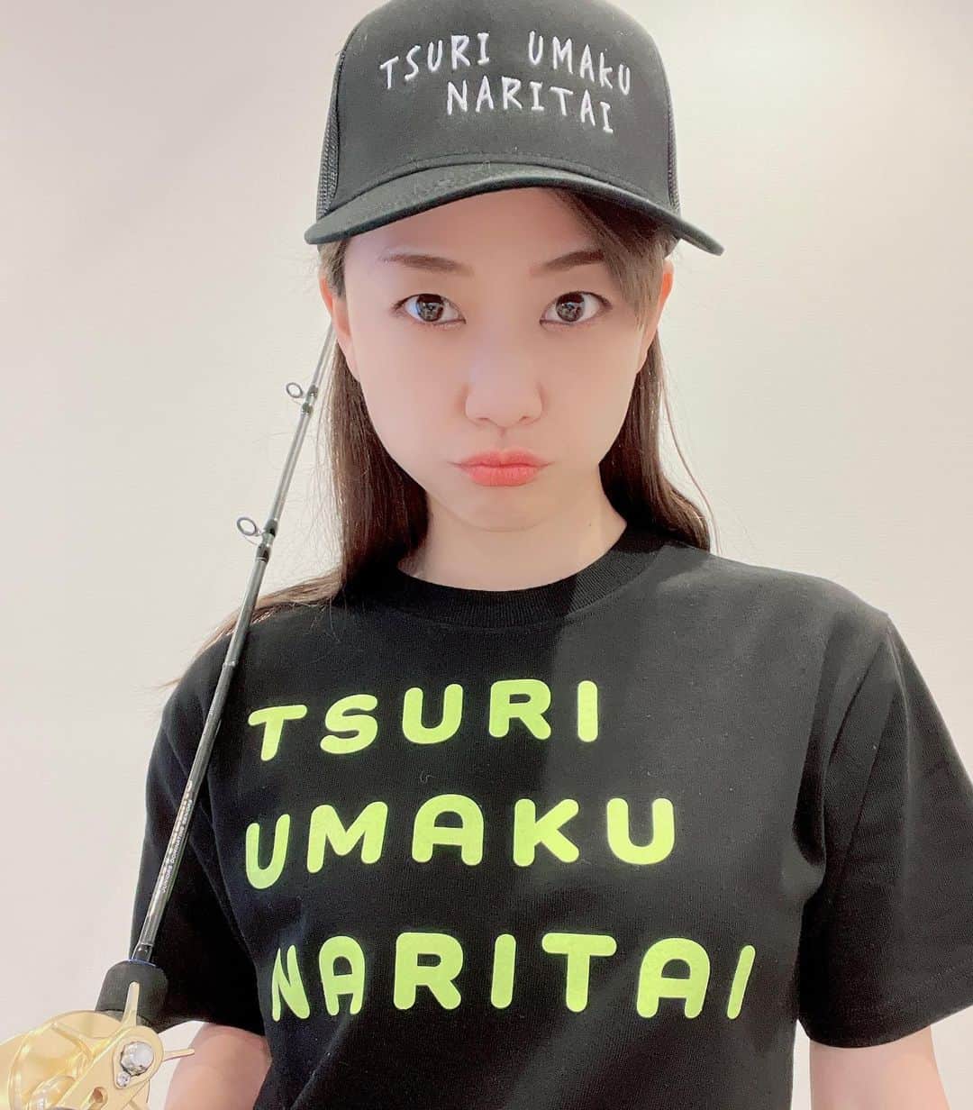 彼方茜香のインスタグラム：「つりうまくなりたい♥ 「TSURI UMAKU NARITAI」 4月1(土)と4月2日(日)の沖縄フィッシングショーYOUSHIブースでも買えますよ·͜·  私はYOUSHIの楽しいガチャガチャコーナーの役割です！ sarynステッカーの特別販売もあります！お楽しみにっ♪ @youshi_official  オンラインショップは私のストーリーアーカイブから飛んで下さい·͜·   #YOUSHI  #釣り上手くなりたい  #sarynyoushi」