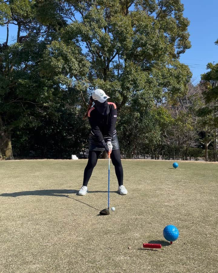 倉田珠里亜のインスタグラム：「. 最近のスイング🏌️‍♀️ 覆面スタイル🥷 #golf #golfswing  #スイング動画」