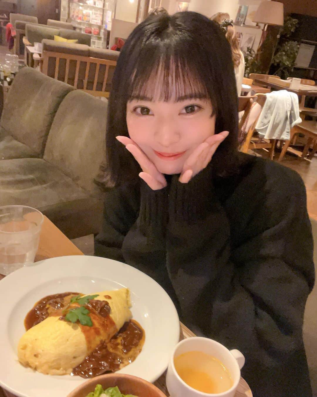 山田寿々のインスタグラム：「. ⁡ ⁡ ⁡ オムライスすき〜😚♡ ⁡ 好きなご飯はなんですか？練習します😄👍笑 ⁡ ⁡ #渋谷カフェ #渋谷ランチ #オムライス #黒髪ボブ #外ハネボブ #ootd #アイドル」