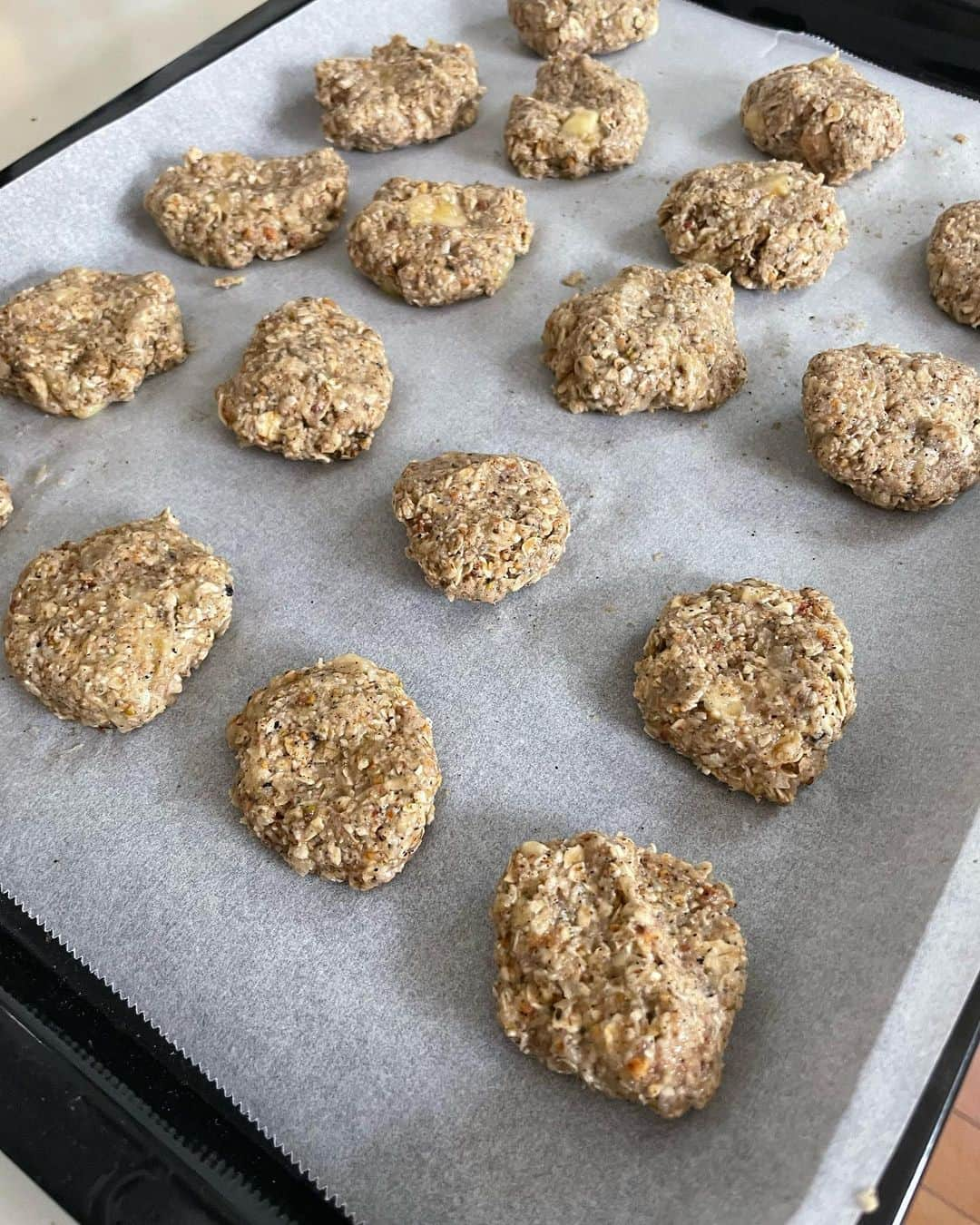 内海和子のインスタグラム：「. 急に食べたくなって オートミールクッキー🍪 . オートミール オリーブオイル 手作りりんごジャム バナナ アーモンドパウダー . 全部混ぜてオーブンにお任せ  あっという間になくなったので また作ろう！  . #たまにはいいよね #オートミールクッキー  #手作りおやつ #混ぜて焼くだけ  #ヘルシーおやつ」