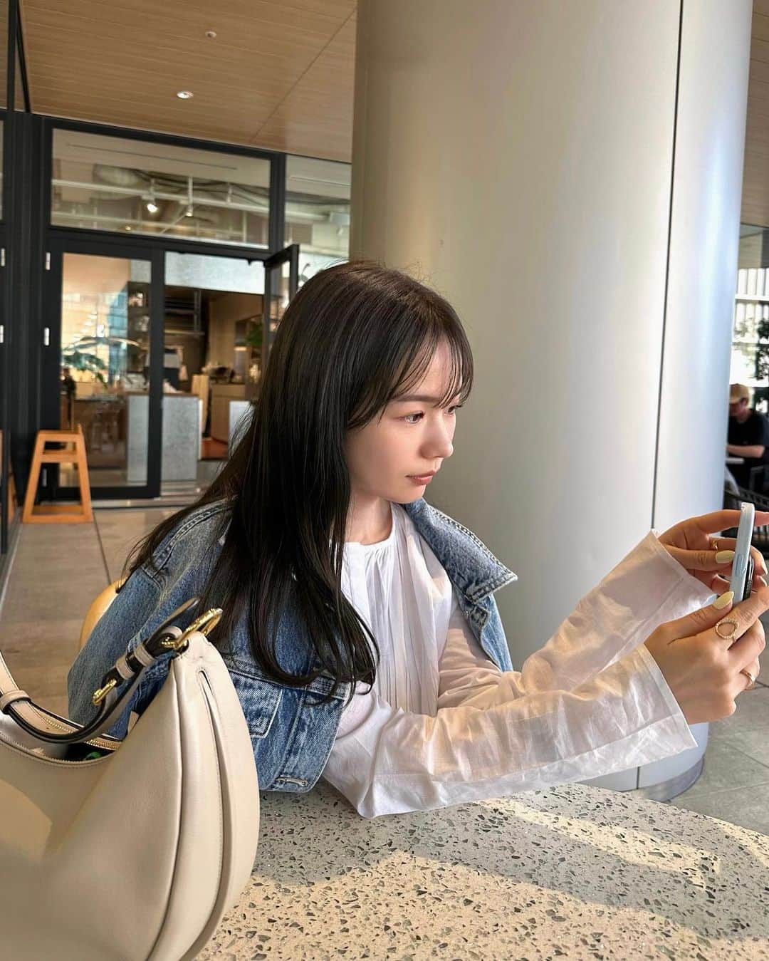 宮所舞のインスタグラム：「先日の🤍 #dkr服  天気が良い日におろすと決めてた お気に入りのワンピース🦢🤍✨ 歩くたび揺れ感がかわいい〜🎼  #merlette_resort2023 #merlette#マーレット」