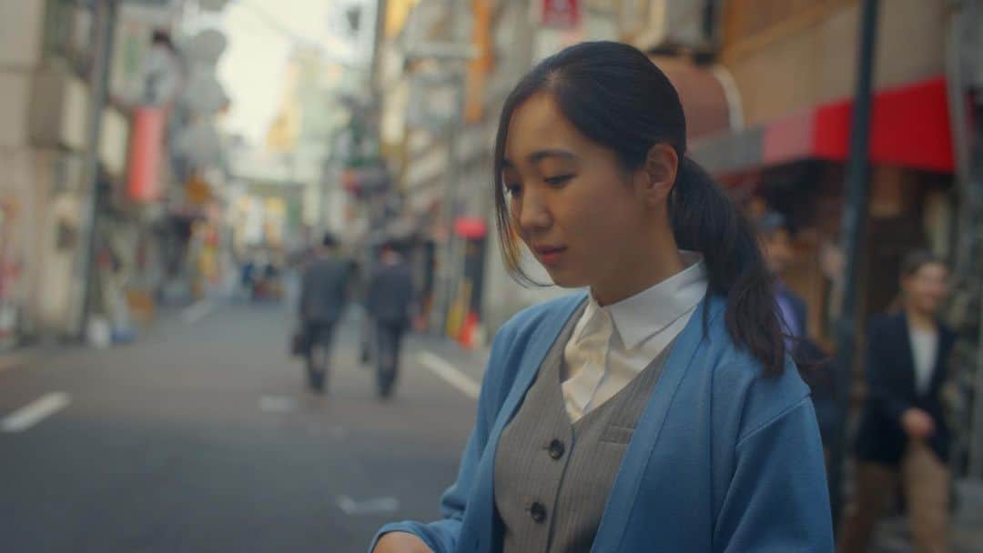 加藤才紀子のインスタグラム：「【お知らせ】  ついに！本日！ 主演を務めたWebドラマ「ラ・カンチャンチャラ」第1話が公開されました🤗🎉YouTubeからご覧ください🥃  https://youtu.be/DjYhUktGeSM  🌊・・・🌴・・・🍹  冴えないOL 美咲（29歳）は、職場やプライベートでストレスを抱えている。そんな美咲の前に突如現れる異世界BAR『ラ・カンチャンチャラ』。平日昼間の休憩時間に彼女の前だけに現れるその空間で、彼女は一杯のラム酒と初老のマスター、シュウと他愛のない会話をし、また職場へ戻っていく。  ▼出演 加藤才紀子　髙田延彦 木下菜穂子　平井茉海  ▼監督 馬杉雅喜　  ▼テーマ曲 MARTER「新しい世界」  ▼公開スケジュール 3/24（金）: #01 カンチャンチャラ 3/31（金）: #02 ダイキリ 4/7 （金）: #03 オン・ザ・ロック ※全話 19:00 公開予定  #youtubeドラマ #お酒ドラマ  #ラカンチャンチャラ #加藤才紀子」