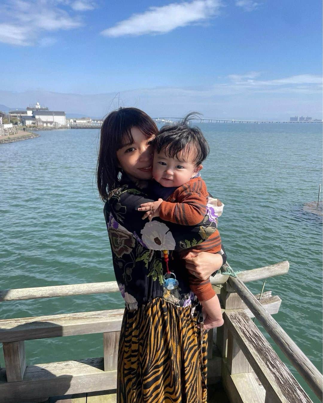 芽朗のインスタグラム：「もうすぐ10ヶ月。 小さく、痩せっぽっちに産まれた息子はスクスクとびっくりするくらい大きく、 餅の様になった。笑  2ヶ月ほど、全然食べてくれなくて 心折れかけた離乳食も急にスイッチが入ったかの様に沢山食べてくれて 気づけば歯も立派に生えてる。  人間に育成されていく姿を見ることがとても面白い。 (自分もここからスタートだったの？と思うと いつの間にこんなに立派に30代になったんだ…と思う。 笑)  最近、アトピーっぽくて洗剤や石鹸を気をつけたり、野菜を食べさせたり、保湿をこまめにしても改善されなくて悩まされていたけど (小さな子供が痒くて掻きむしりながら泣く姿は何とも胸が締め付けられる…) 幼い頃アトピーがすごく酷かった私を育ててくれた母に助言をもらって  ・肌着をシルクにする。 ・シャワーのカルキを抜く ・アレルギー用ミルクに変える ・保湿だけでは無く、お肌に優しい化粧水を導入。 (カモミールが痒みに効くと伺い、私は化粧水に使えるカモミールのハーブウォーターを選んでみた)  をしてみたら、みるみる改善されてきて とても嬉しい。 勿論、人それぞれ効くことは違うけれど息子の場合はすごく合ってたみたい。  個人差や、合う合わないはあると思いますがストーリーに書いたところ、何を改善したか知りたいとお声がありましたのでシェア 🌿  自分も経験して、痒かったり肌が荒れることってすごく 辛いから 少しでも改善していけたら良いな🕊」