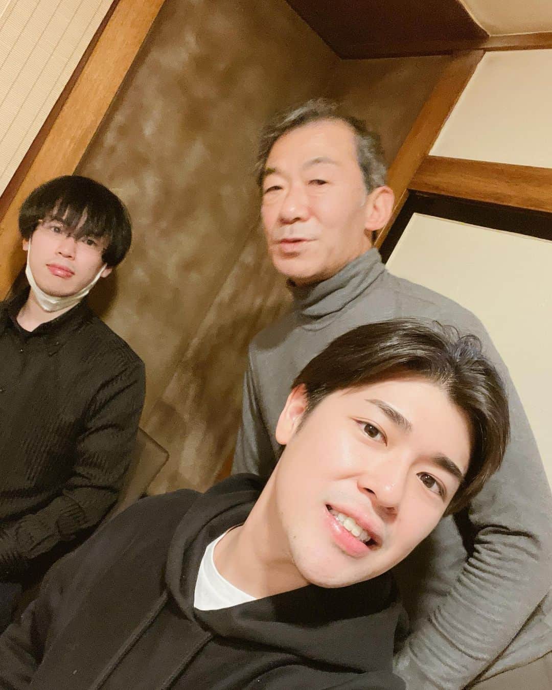 大谷廣松のインスタグラム：「市蔵さん、市也くんと札幌でちゃんこでした！  市蔵さんの昔の話がとても面白い😂  残すところ札幌公演と秋田公演です！ 最後までよろしくお願いします🙇‍♂️   #大谷廣松　#廣松　#歌舞伎役者　#歌舞伎俳優　#伝統芸能　#日本の文化　#歌舞伎　#日本の文化　#japaneseculture #kabuki #明石屋　#japanesetradition #japaneseactor #kabukiactor #kimono」